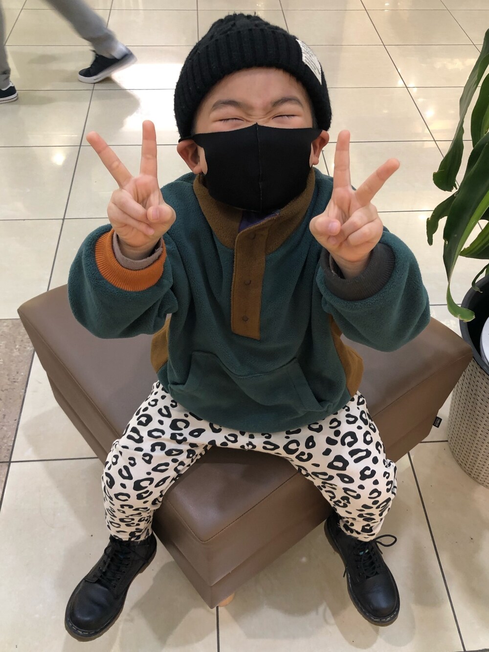 「休日コーデ、ドクターマーチン、おとこのこ、フリース、レオパード柄、デビロック」｜「Dr. MartensのDr. Martens DELANEY（ブーツ、ブラック系）」を使った、OKOTAさん（キッズ・110cm）の春コーディネートの1枚目の写真