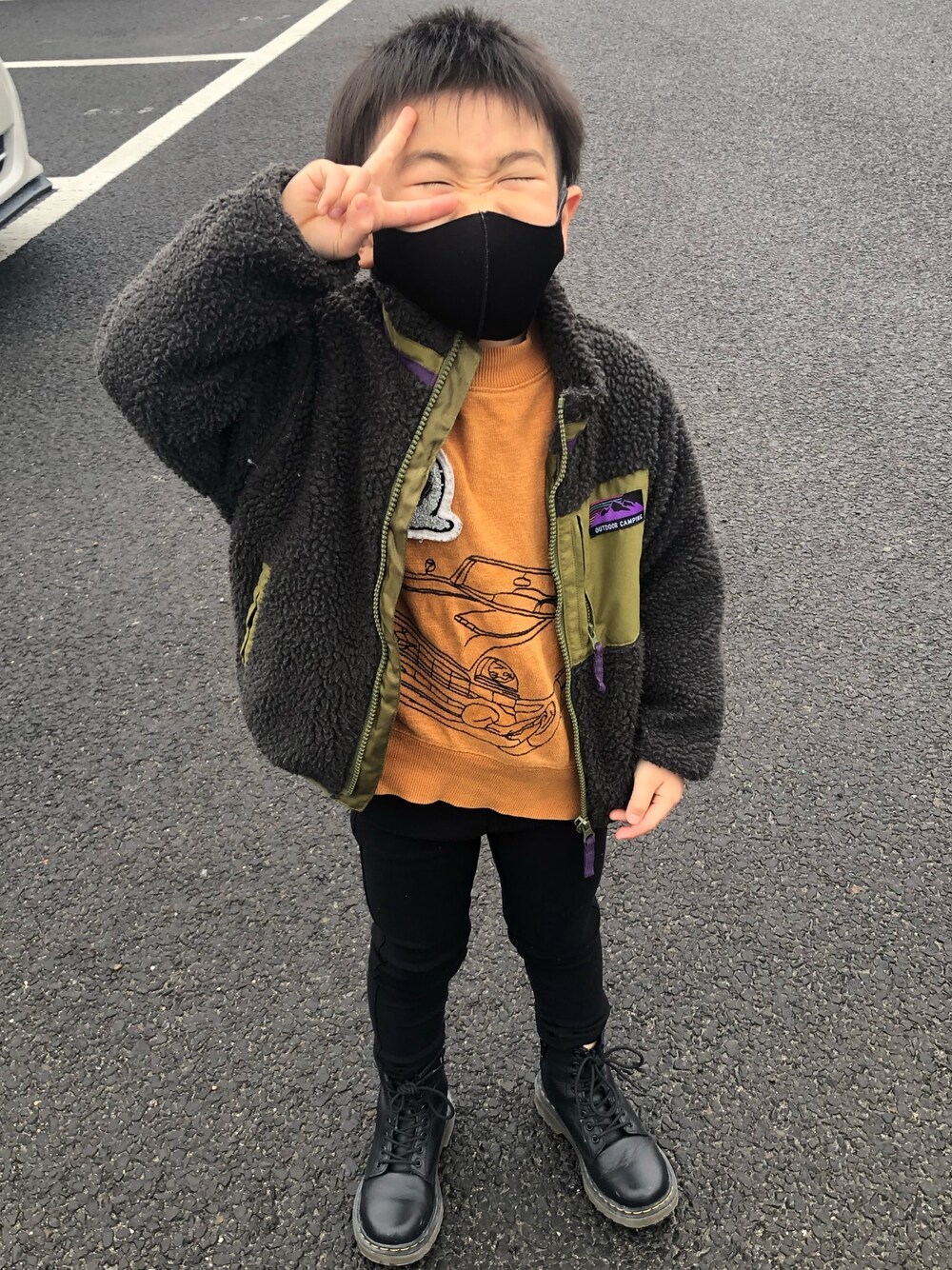 「休日コーデ、キッズファッション、男の子、ドクターマーチン、バースデイ」｜「Dr. MartensのDr. Martens DELANEY（ブーツ、ブラック系）」を使った、OKOTAさん（キッズ・110cm）の春コーディネートの1枚目の写真