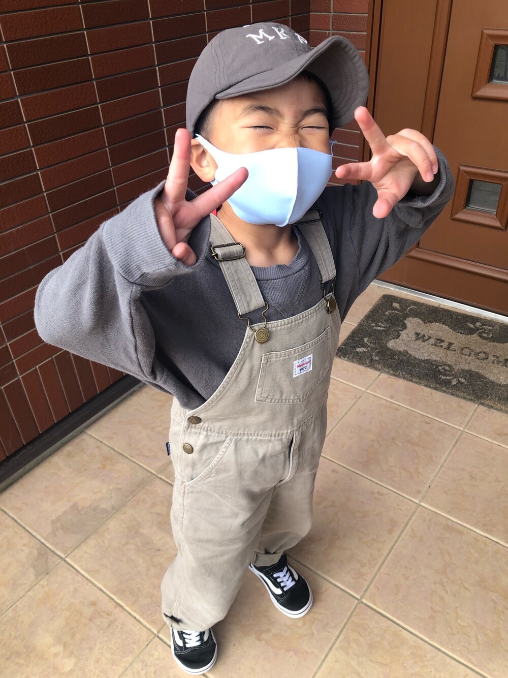 「スニーカー、キッズコーデ、休日スタイル、サロペット、キャップ、むすこーで」｜「Moujonjonのアイテム（サロペット/オーバーオール、グレー系）」を使った、OKOTAさん（キッズ・110cm）の春コーディネートの1枚目の写真
