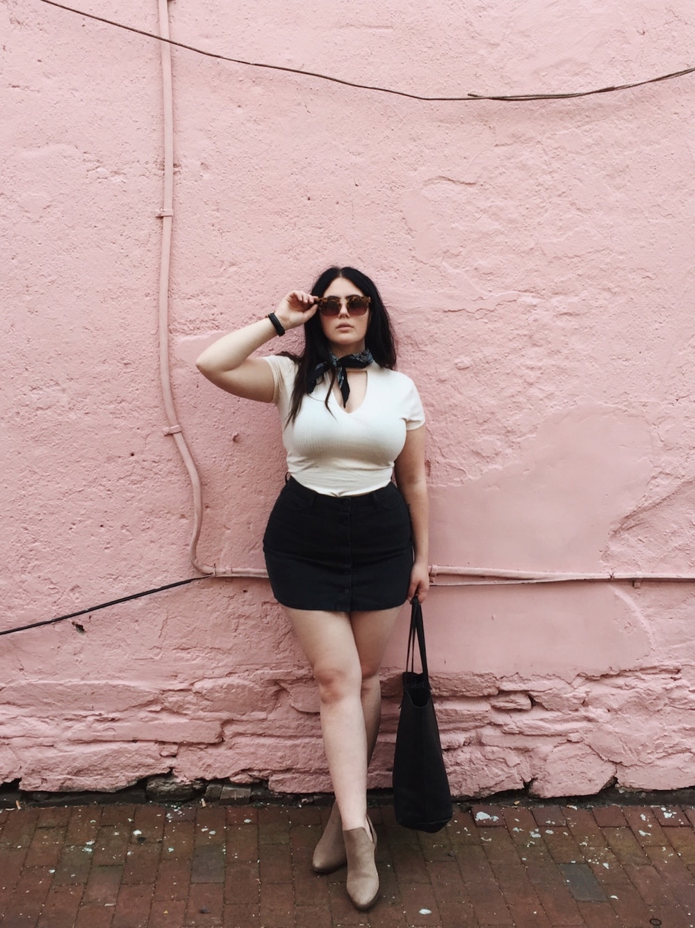 ホワイト系のTシャツ/カットソー、ブラック系のデニムスカート、ブラック系のトートバッグを着用したレディースの春コーディネートの1枚目の写真