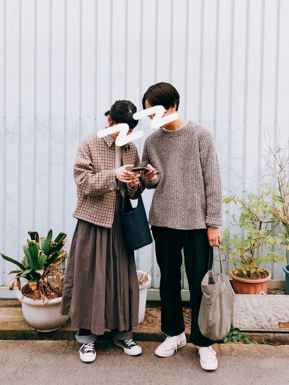 「シンプル、ニット、デニム、リンクコーデ、カップル、チェック、デニムパンツ、スニーカー、コンバース、シンプルおしゃれが好き」｜「O projectのアイテム（ニット/セーター、グレー系）」を使った、まさとさん（メンズ・175cm）の秋コーディネートの1枚目の写真