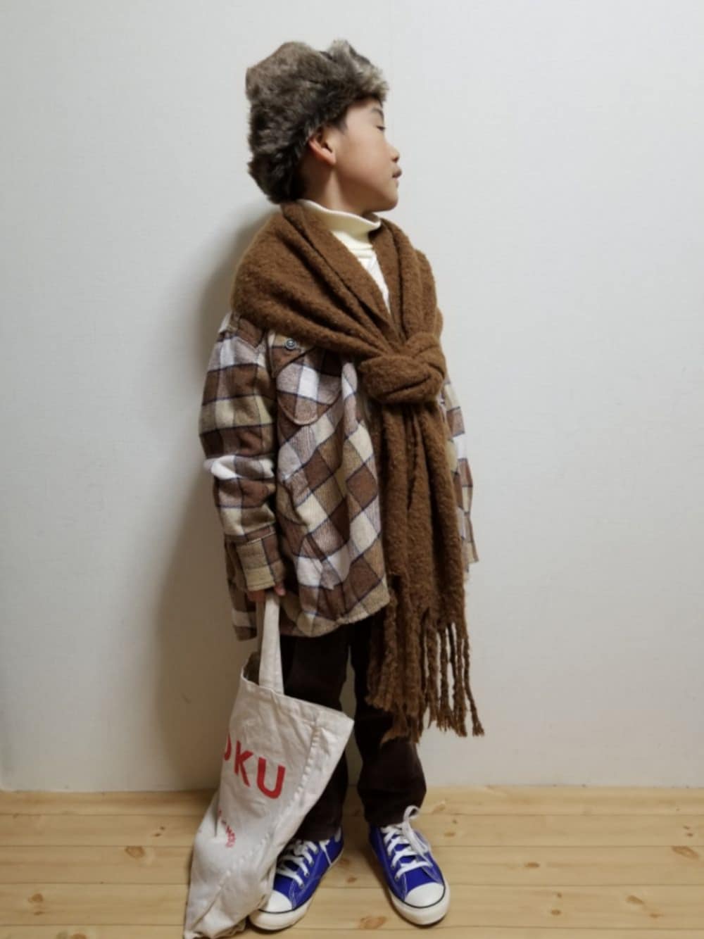 ホワイト系のニット/セーター、ブラウン系のその他パンツ、ベージュ系のジャケット/アウターを着用したキッズの冬コーディネートの1枚目の写真