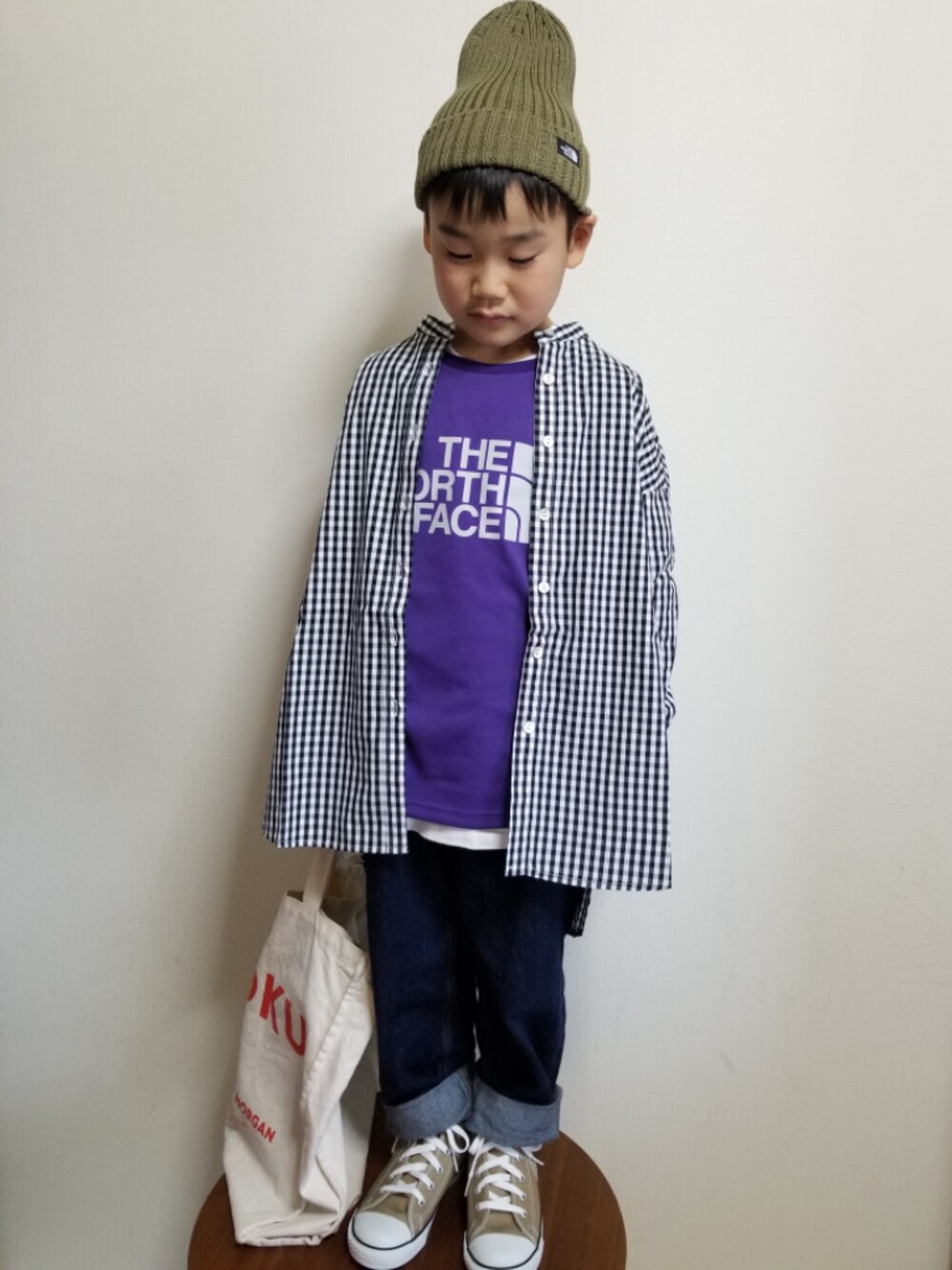 ブラック系のシャツ/ブラウス、パープル系のTシャツ/カットソー、ホワイト系のTシャツ/カットソーを着用したキッズの冬コーディネートの1枚目の写真