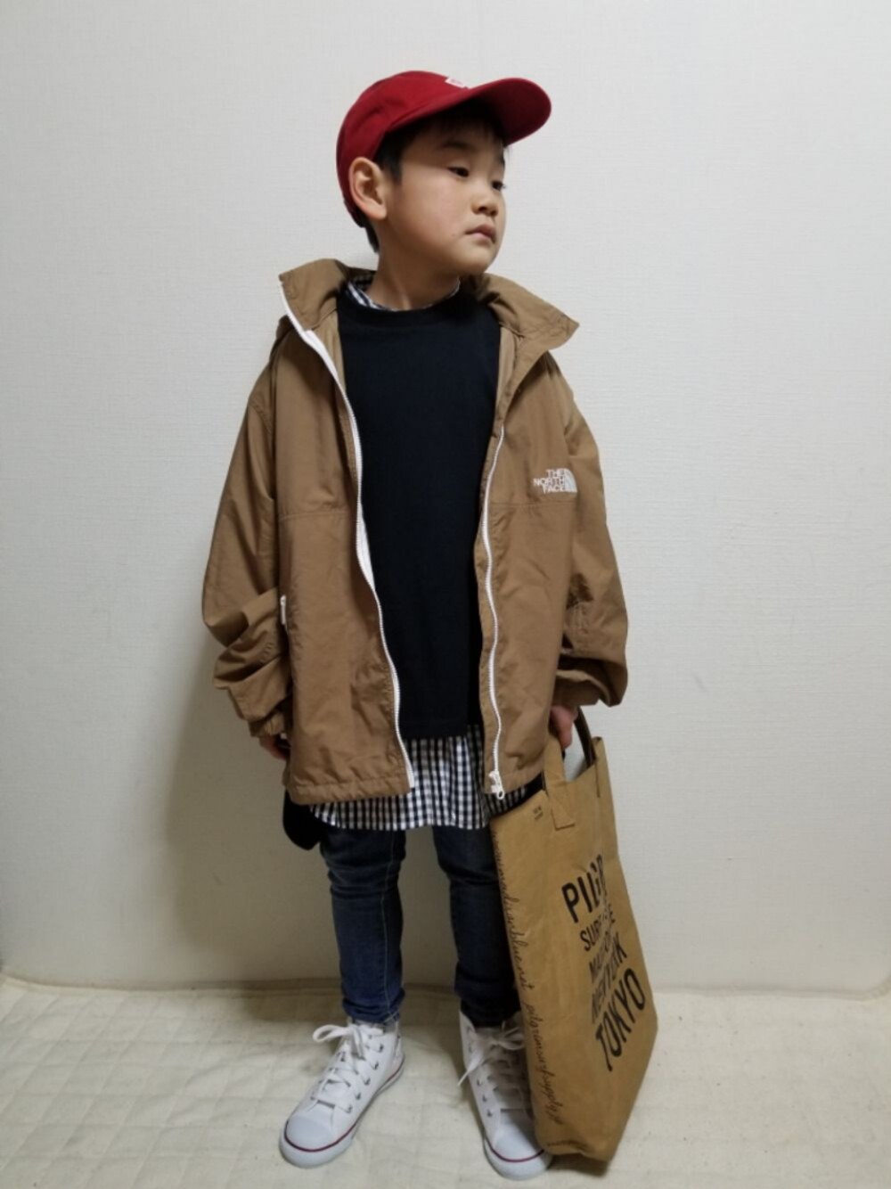 「私の推しブランド、antiqua、THE NORTH FACE、カジュアルコーデ、春コーデ、マウンテンパーカー、ギンガムチェック、赤、スキニーデニム、白スニーカー」｜「antiquaの新色追加！お洒落なニュアンスを作る、理想のカタチ。 変形トップス（Tシャツ/カットソー、ブラック系）」を使った、moon☺︎さん（キッズ・120cm）の冬コーディネートの1枚目の写真