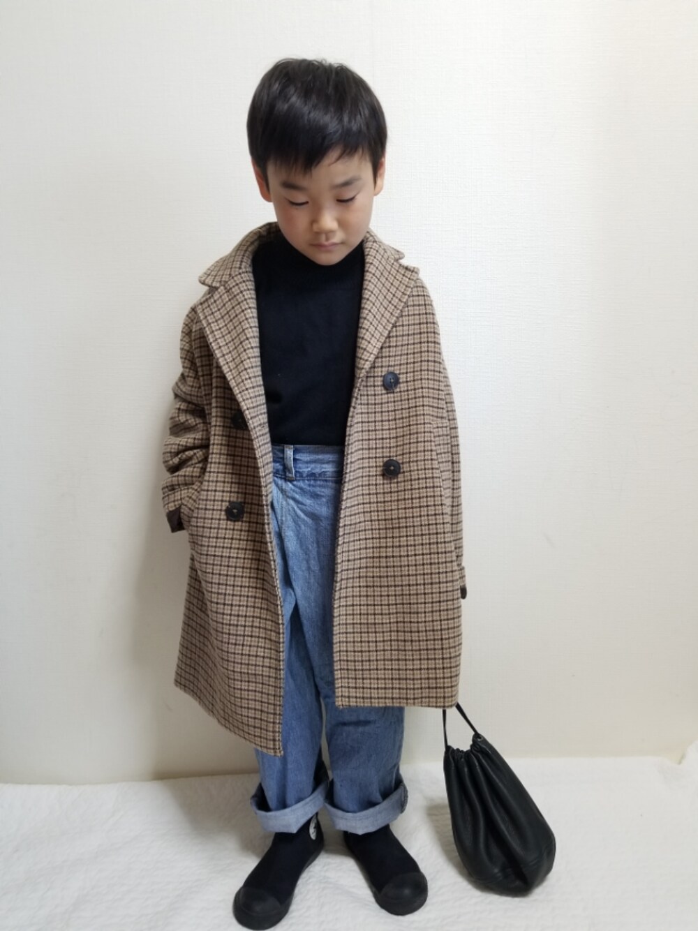 「きれいめカジュアル、チェスターコート、タートルネック、ハイネック、タックイン、巾着バッグ、ワイドパンツ、チェック柄に恋してる、チョコ色に染まれ、休日スタイル」｜「ZARAのアイテム（チェスターコート、ベージュ系）」を使った、moon☺︎さん（キッズ・120cm）の冬コーディネートの1枚目の写真