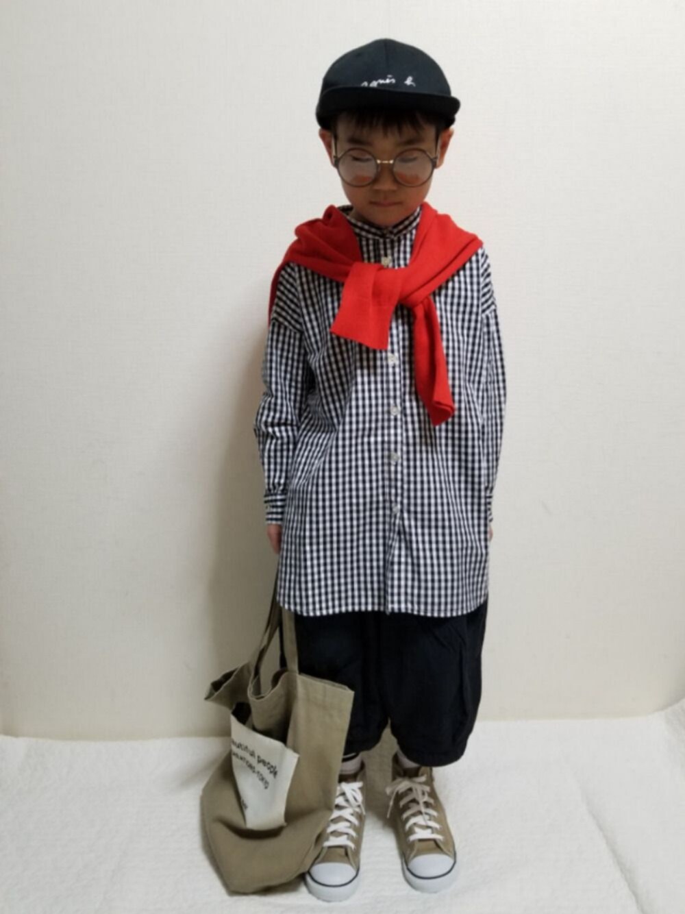 ブラック系のシャツ/ブラウス、レッド系のニット/セーター、ブラック系のその他パンツを着用したキッズの冬コーディネートの1枚目の写真