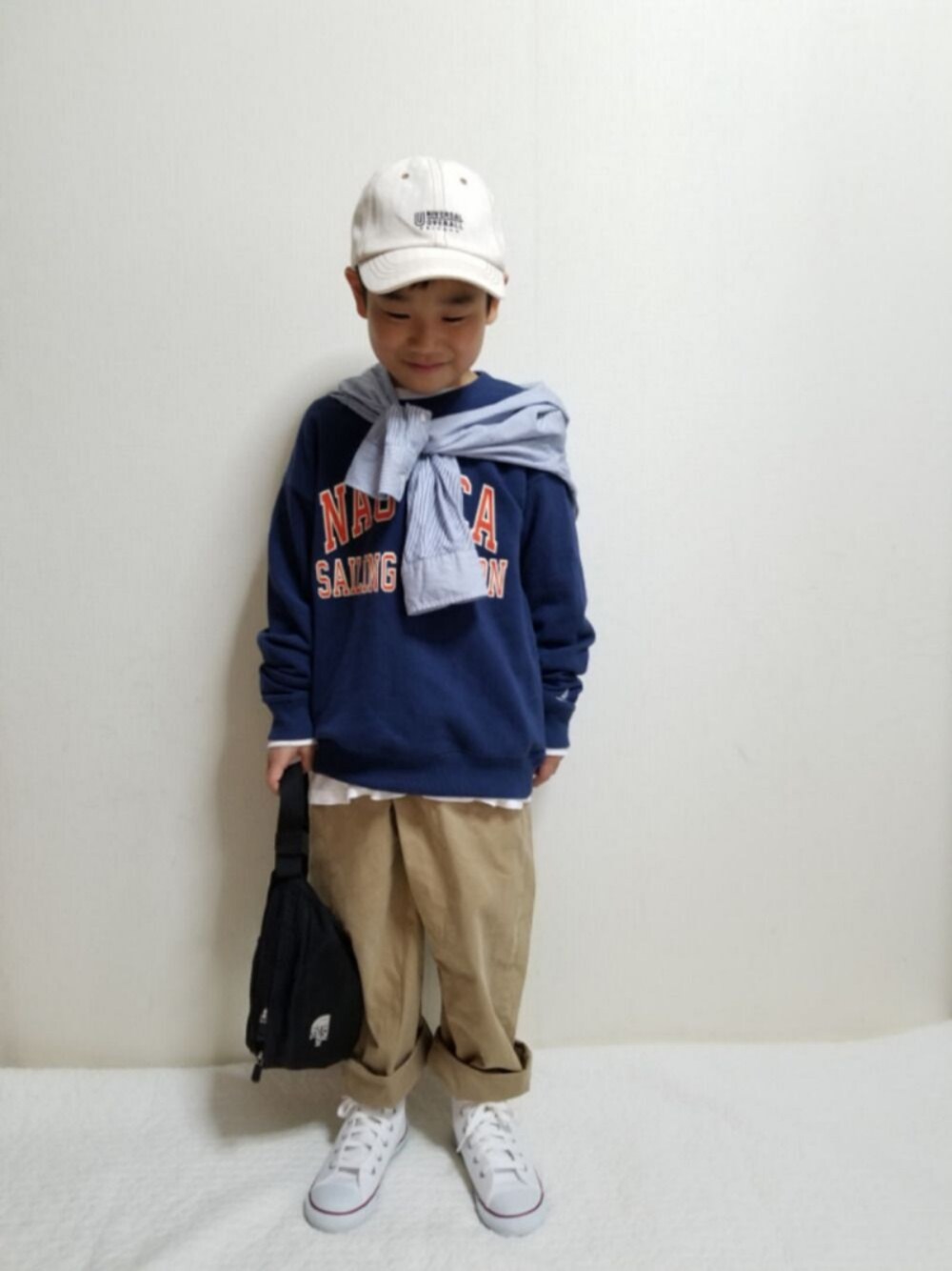 ホワイト系のTシャツ/カットソー、ブルー系のシャツ/ブラウス、ブルー系のスウェットを着用したキッズの冬コーディネートの1枚目の写真