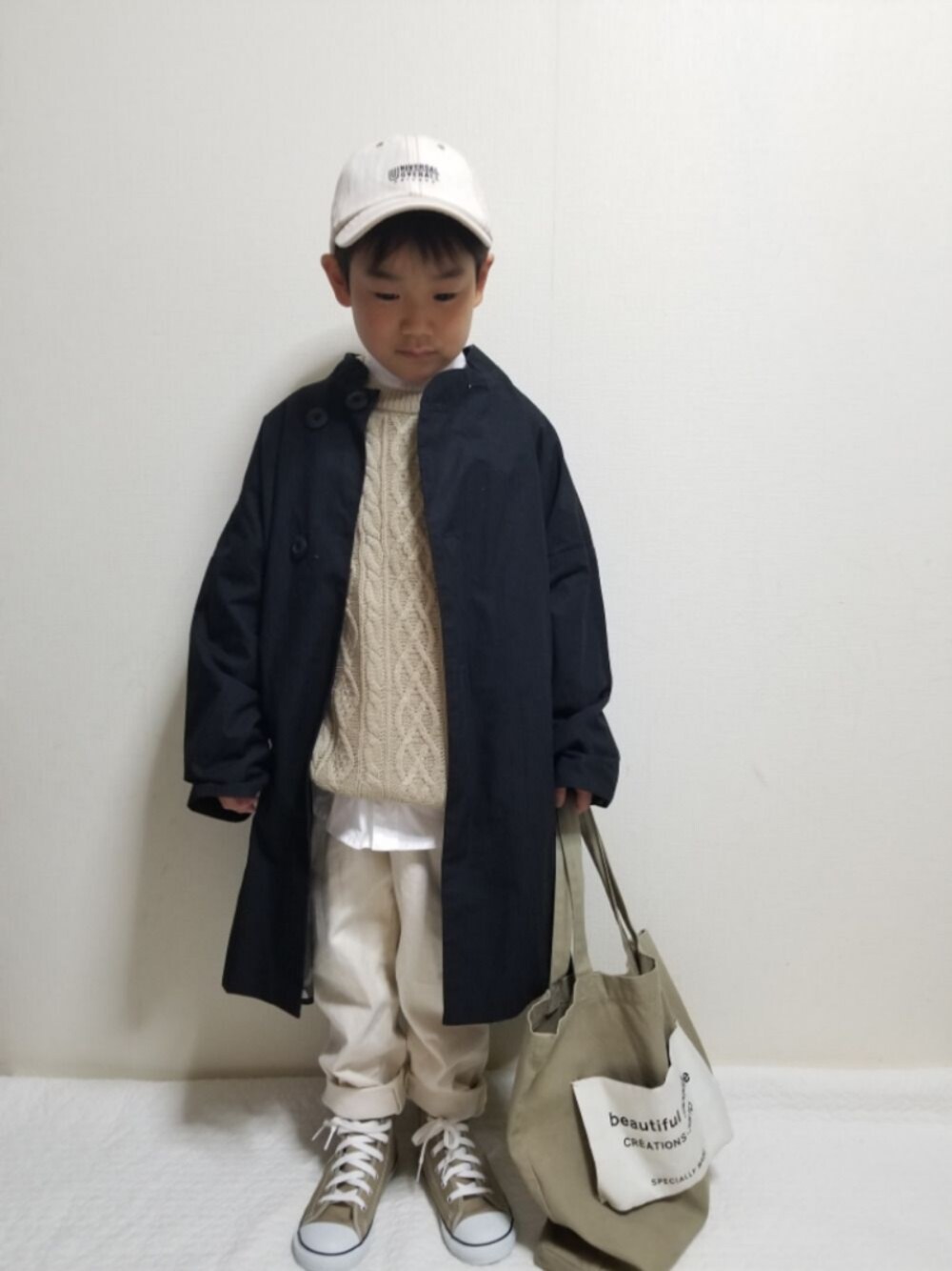 ブラック系のジャケット/アウター、ホワイト系のシャツ/ブラウス、ホワイト系のその他パンツを着用したキッズの冬コーディネートの1枚目の写真