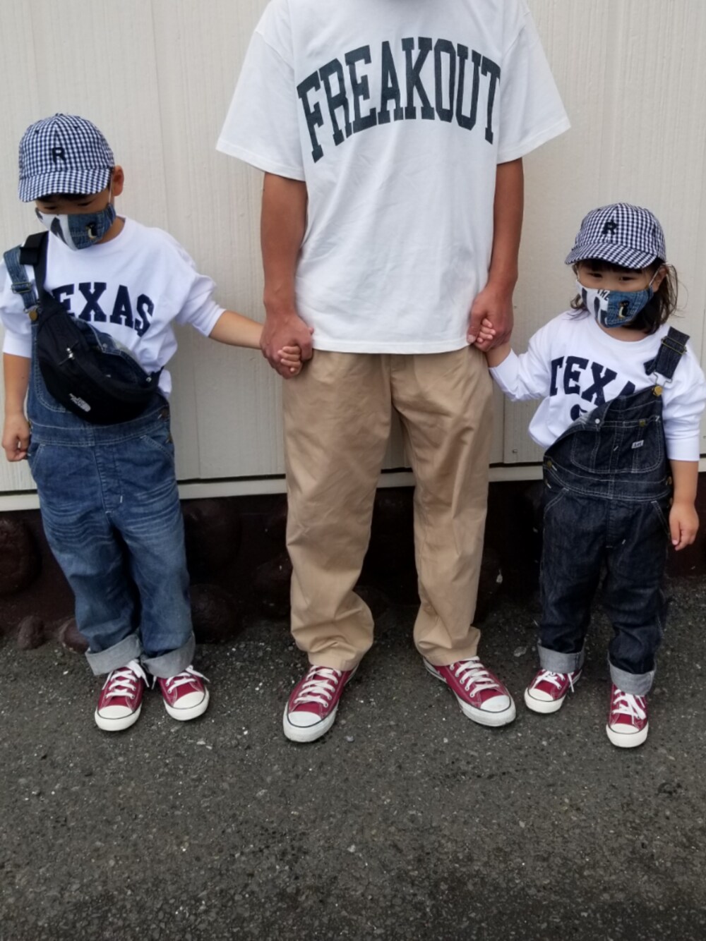 レッド系のスニーカー、レッド系のスニーカー、ブルー系のサロペット/オーバーオールを着用したキッズの春コーディネートの1枚目の写真