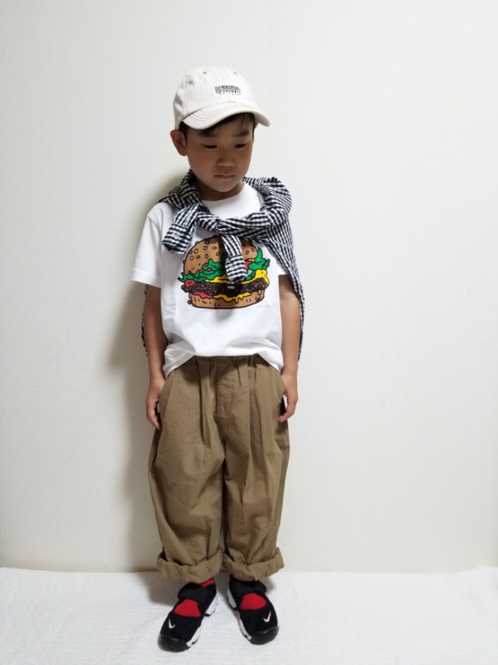 「カジュアルコーデ、キャップ、プリントT、ギンガムチェック、タックイン、ワイドパンツ、エアリフト、UNIQLO、NIKE、サンダル」｜「NIKEのNIKE ナイキ キッズ RIFT(17-22) リフト 322359 014BLACK/WHITE（サンダル、ブラック系）」を使った、moon☺︎さん（キッズ・120cm）の春コーディネートの1枚目の写真