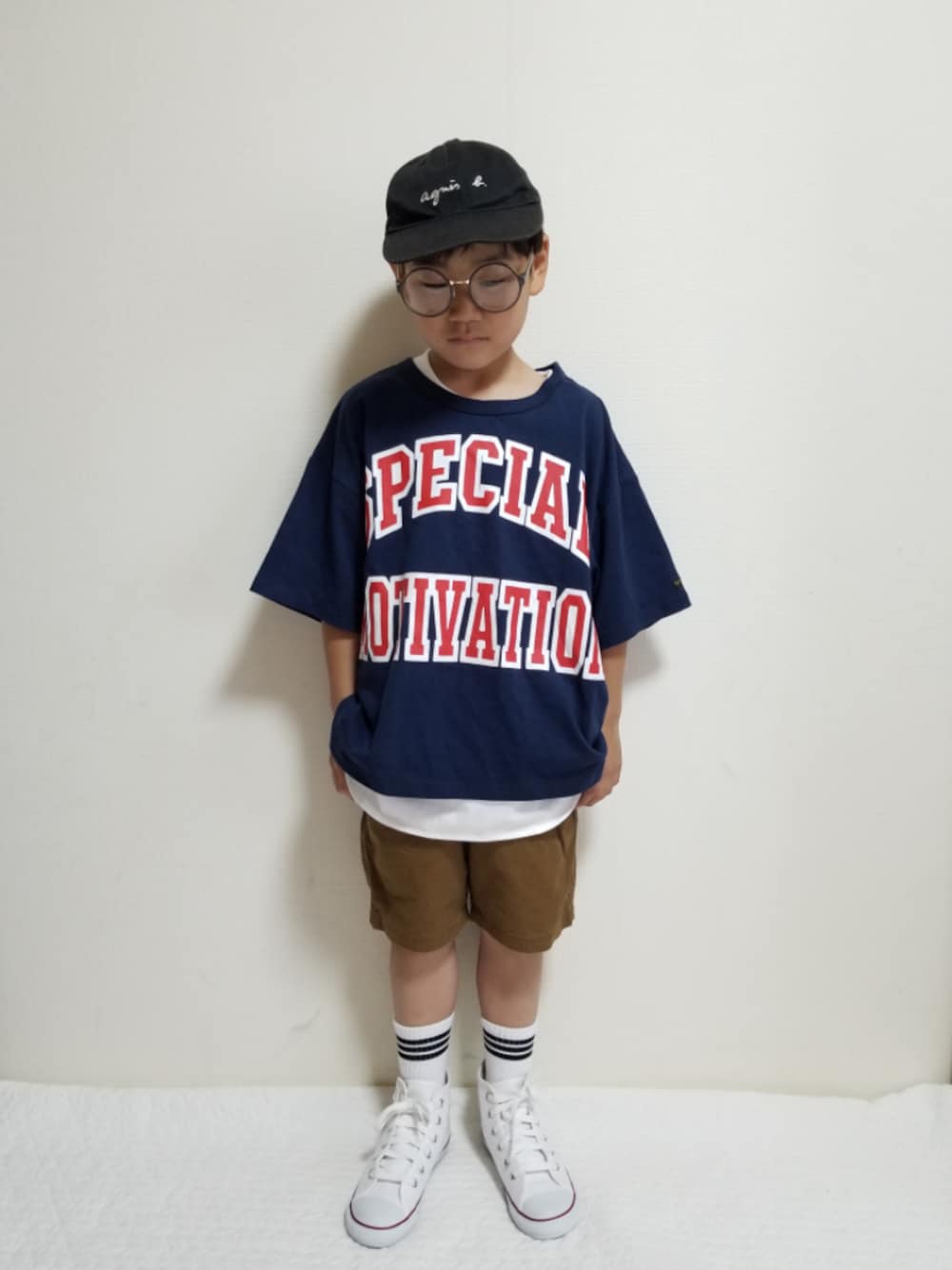 「カジュアルコーデ、ゆるコーデ、ロゴT、プリントT、ショートパンツ、UNIQLO、キャップ、白スニーカー、めがね、アメカジ」｜「agnes b.のGL11 L CASQUETTE　ロゴキャップ（キャップ、ブラック系）」を使った、moon☺︎さん（キッズ・120cm）の春コーディネートの1枚目の写真