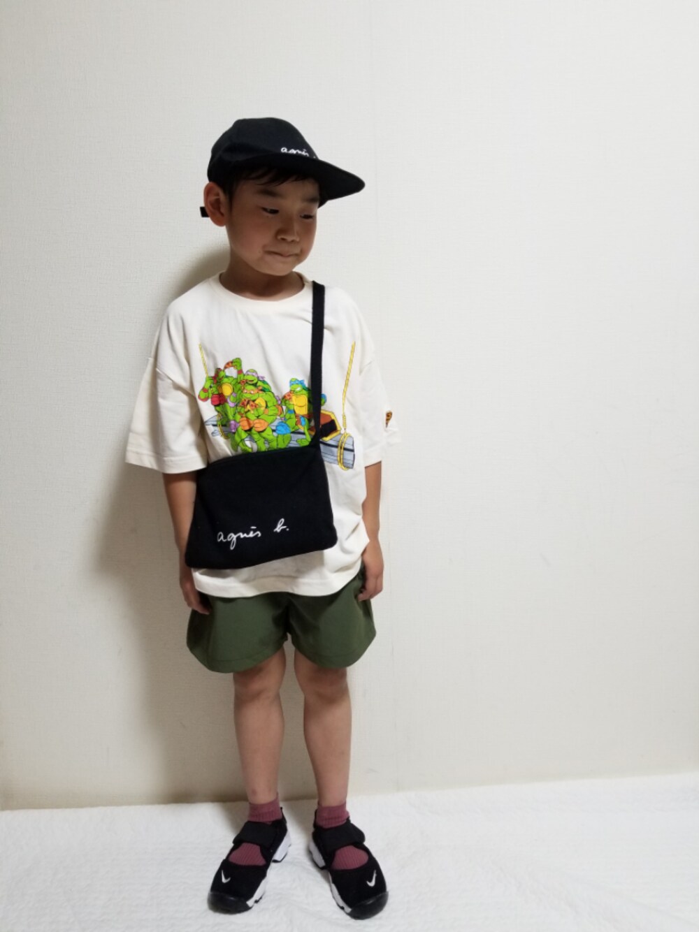「これが私をアゲる服、カジュアルコーデ、シンプルコーデ、キャップ、プリントT、ショートパンツ、サコッシュ、サンダル、エアリフト、プチプラ」｜「NIKEのNIKE ナイキ キッズ RIFT(17-22) リフト 322359 014BLACK/WHITE（サンダル、ブラック系）」を使った、moon☺︎さん（キッズ・120cm）の春コーディネートの1枚目の写真