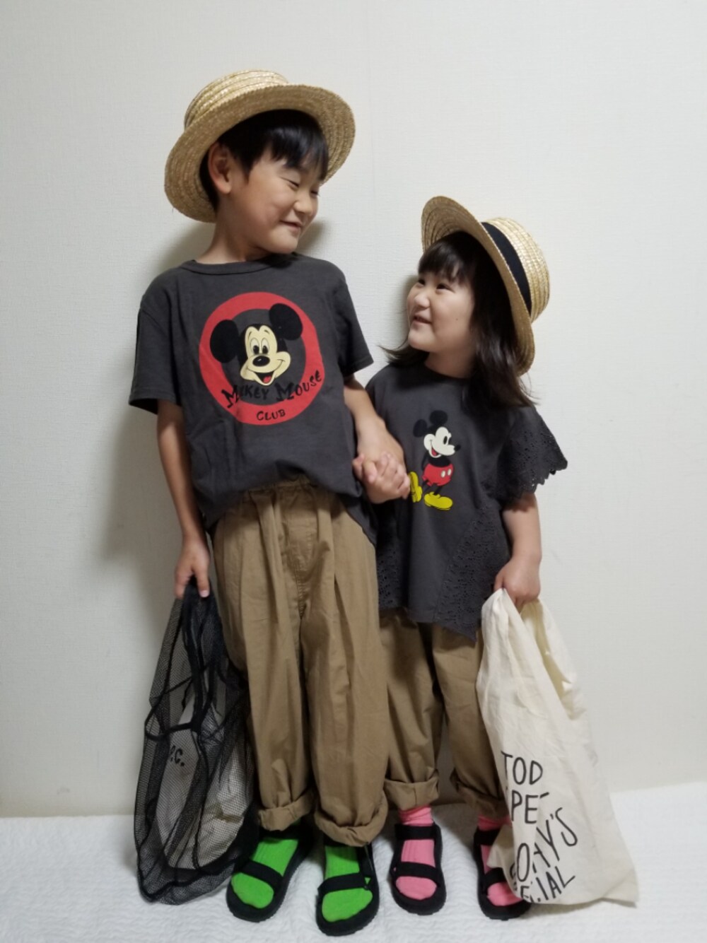 ベージュ系のその他パンツ、ブラック系のサンダル、グレー系のTシャツ/カットソーを着用したキッズの春コーディネートの1枚目の写真