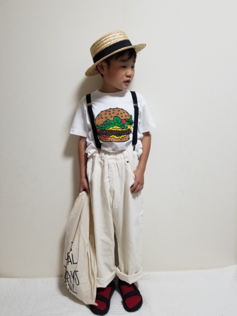 「これが私をアゲる服、プリントT、カンカン帽、白パンツ、サスペンダー、サンダル、トートバッグ、ホワイトコーデ、UNIQLO、プチプラ」｜「devirockのアイテム（ソックス/靴下、レッド系）」を使った、moon☺︎さん（キッズ・120cm）の春コーディネートの1枚目の写真