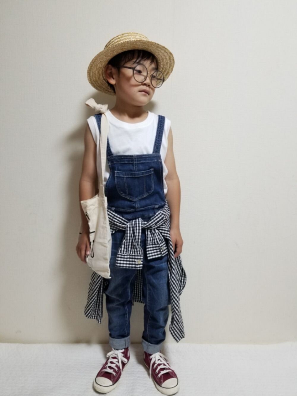 「これが私をアゲる服、サロペット、カジュアルコーデ、夏コーデ、カンカン帽、めがね、ギンガムチェック、腰巻きスタイル、サコッシュ、コンバース」｜「こども ビームスのCONVERSE / CHILD ALL STAR N70Z HI 20（15～21cm）（スニーカー、レッド系）」を使った、moon☺︎さん（キッズ・120cm）の春コーディネートの1枚目の写真