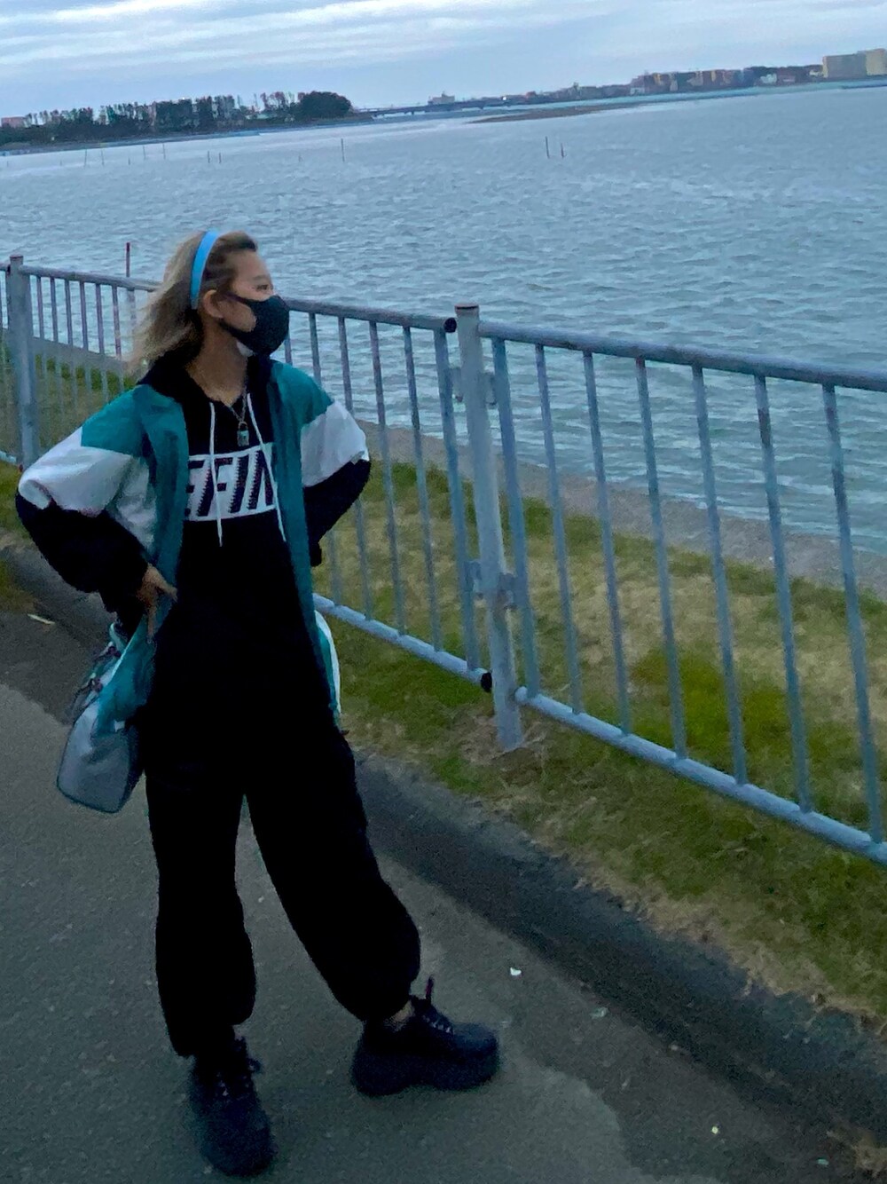 「ストリートコーデ、ストリート系、ストリート系女子、身長盛り、身長高見えコーデ、身長低い」｜「WEGOのWEGO/カーゴポケットパンツ（カーゴパンツ、ブラック系）」を使った、SiNさん（レディース・153cm）の春コーディネートの1枚目の写真