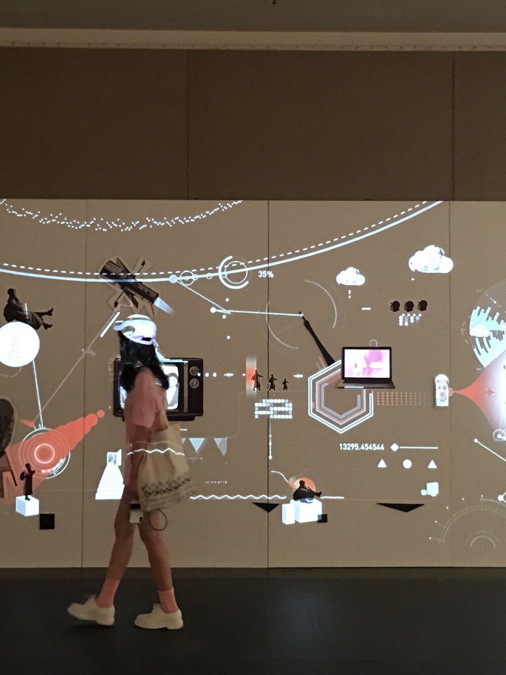 ベージュ系のエコバッグ/サブバッグ、ホワイト系のその他シューズ、ホワイト系のキャップを着用したレディースの夏コーディネートの1枚目の写真