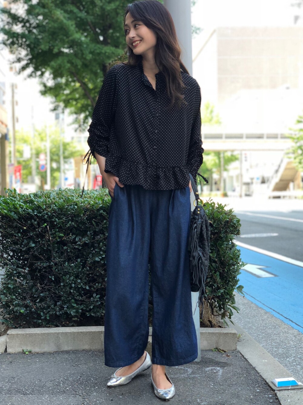 「シンプルコーデ、オトナカジュアル、デニム、ママコーデ、秋のコーデ、大人カジュアル、ワイドパンツ、ワイドデニム」｜「MARBLE WALTSのアイテム（シャツ/ブラウス、ブラック系）」を使った、LIB-Uさん（レディース・166cm）の夏コーディネートの1枚目の写真