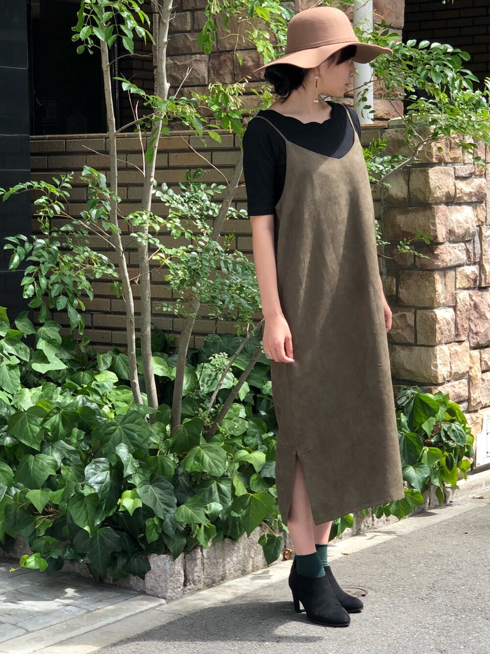 「大人カジュアル、シンプル、秋コーデ、ママファッション、キャミワンピ、秋色、秋のコーデ、カーキ、ジャンパースカート」｜「n'ee-neの【Web限定】フェイクスエード　キャミワンピース（ジャンパースカート、グリーン系）」を使った、LIB-Uさん（レディース・164cm）の夏コーディネートの1枚目の写真
