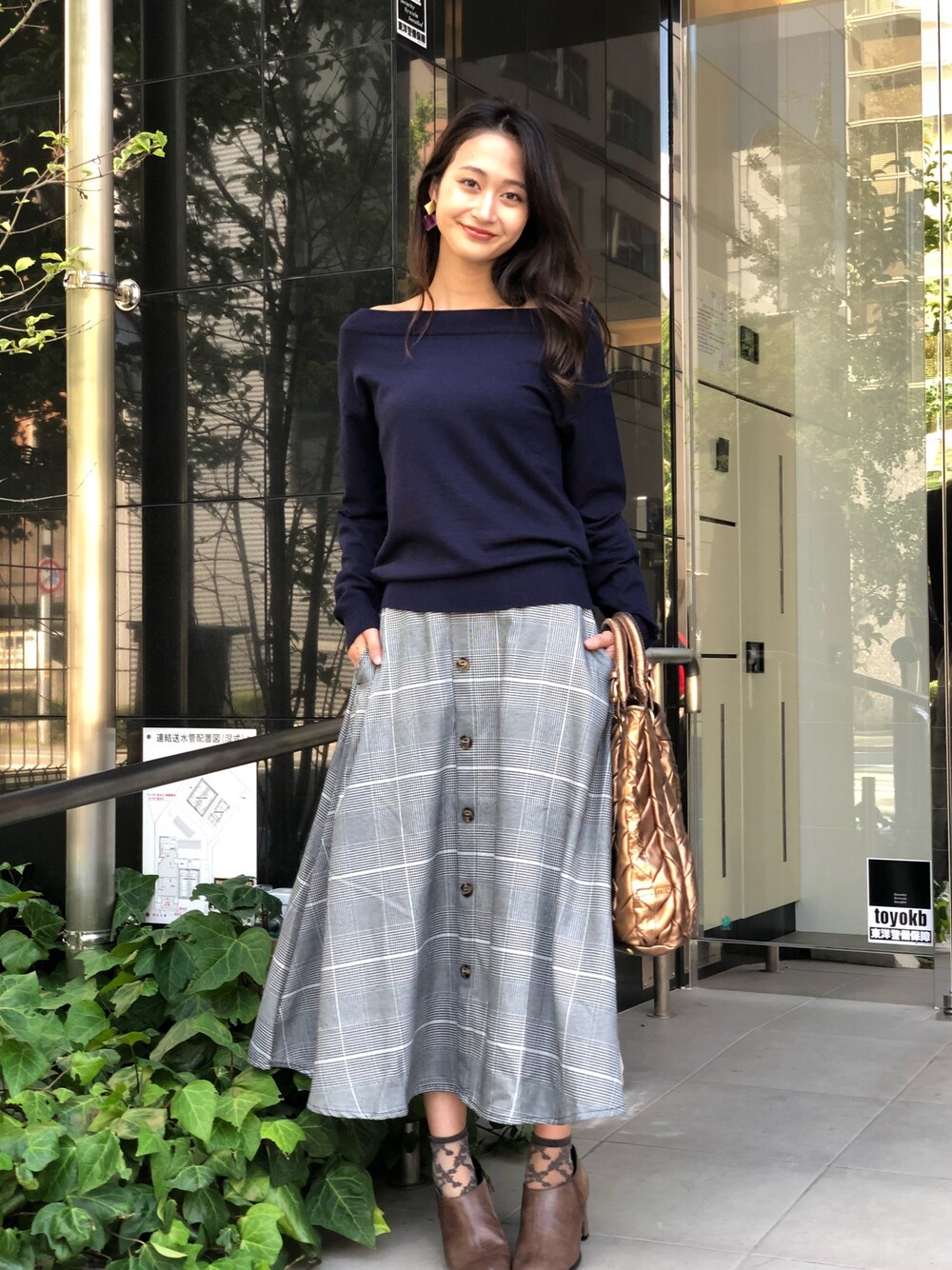 「大人カジュアル、グレンチェック、秋コーデ、シンプル、ママファッション、秋色、スカート、ママコーデ」｜「CHARM BERRY TICのグレンチェック　前開きフレアスカート（スカート、ホワイト系）」を使った、LIB-Uさん（レディース・158cm）の夏コーディネートの1枚目の写真