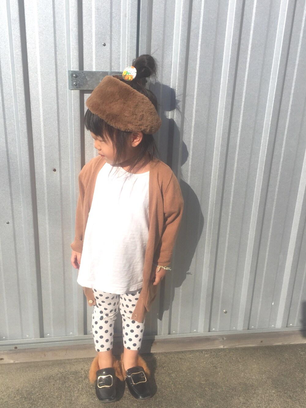 「秋のコーデ、おんなのこ、4歳、白Tシャツ、ロングカーディガン」｜「GUのアイテム（ヘアバンド、ベージュ系）」を使った、c.y.s𖡼.𖤣𖥧さん（キッズ・90cm）の秋コーディネートの1枚目の写真