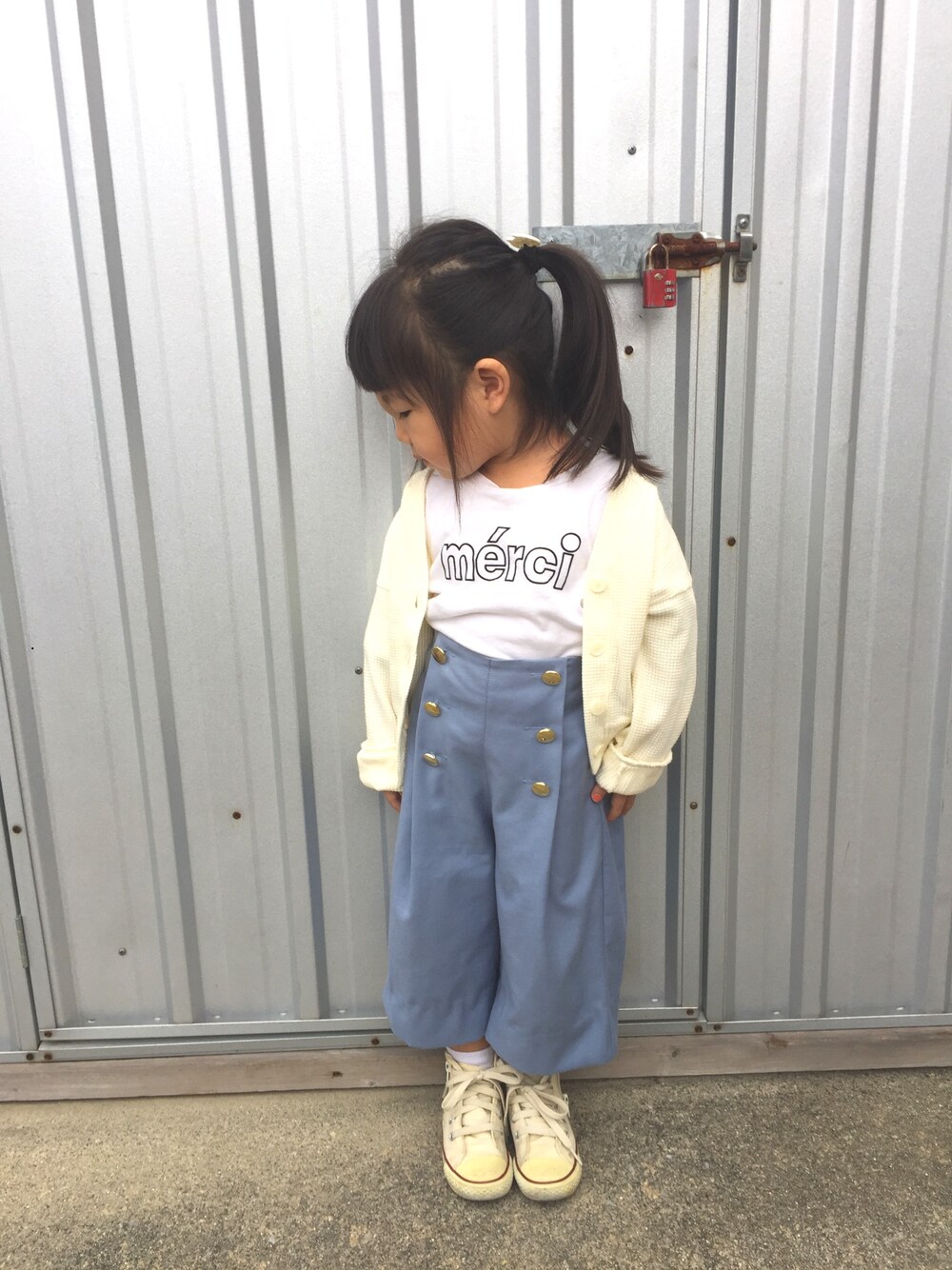 「コンバース、グローバルワーク(GLOBAL WORK)、GU、おんなのこ、4歳」｜「GLOBAL WORKの【キッズ】ワッフルショートカーデ/809167（カーディガン/ボレロ、ホワイト系）」を使った、c.y.s𖡼.𖤣𖥧さん（キッズ・90cm）の秋コーディネートの1枚目の写真