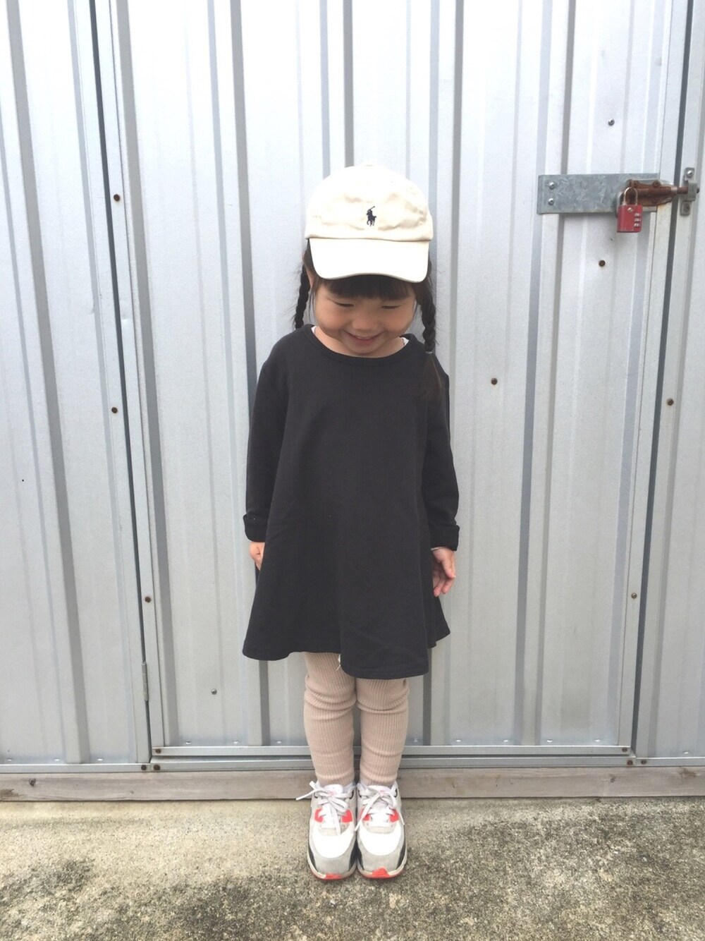「kids、おんなのこ、4歳、プチプラコーデ、スニーカー、リブレギンス、キャップ」｜「POLO RALPH LAURENのアイテム（キャップ、ベージュ系）」を使った、c.y.s𖡼.𖤣𖥧さん（キッズ・90cm）の秋コーディネートの1枚目の写真
