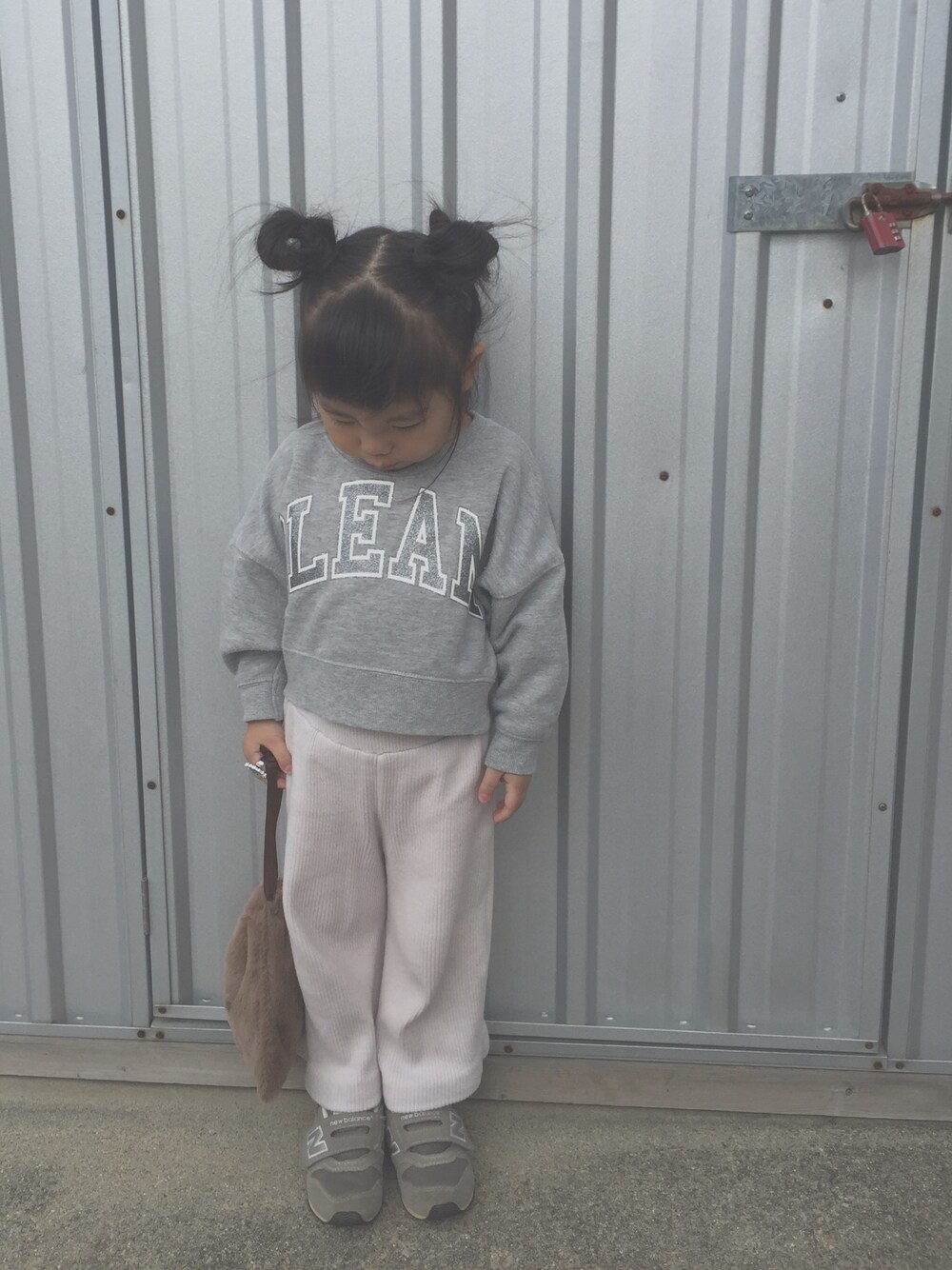 「キッズファッション、秋コーデ、おんなのこ、シンプルコーデ、リブパンツ、ファー小物、4歳」｜「GLOBAL WORKの【キッズ】タンタケプリントスウェットプルオーバー/767479（スウェット、グレー系）」を使った、c.y.s𖡼.𖤣𖥧さん（キッズ・90cm）の秋コーディネートの1枚目の写真