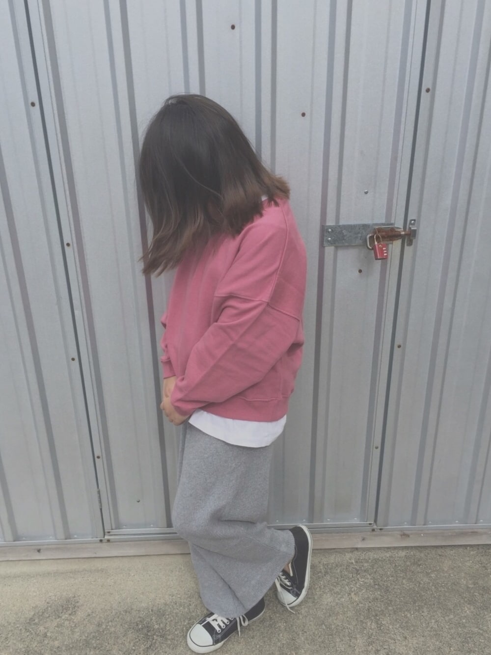「キッズファッション、シンプルコーデ、秋のコーデ、スウェット、リブパンツ、converse、小学生」｜「devirockのワイドショート丈スウェット長袖トレーナー（スウェット、パープル系）」を使った、c.y.s𖡼.𖤣𖥧さん（キッズ・90cm）の秋コーディネートの1枚目の写真