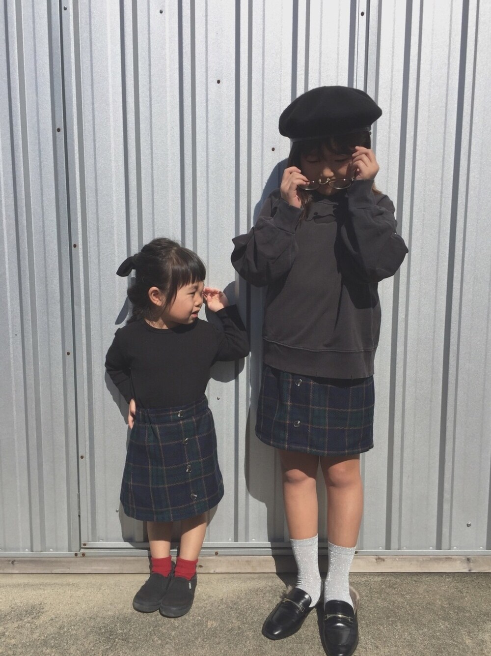 「シンプル、キッズコーデ、リンクコーデ、おんなのこ、チェック、秋のコーデ」｜「ZARA KIDSのアイテム（スウェット、ブラック系）」を使った、c.y.s𖡼.𖤣𖥧さん（キッズ・90cm）の秋コーディネートの1枚目の写真