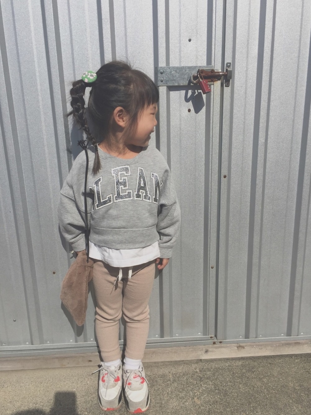 「カジュアルコーデ、キッズコーデ、女の子、4歳、シンプル、ファー小物、スウェット」｜「GLOBAL WORKの【キッズ】タンタケプリントスウェットプルオーバー/767479（スウェット、グレー系）」を使った、c.y.s𖡼.𖤣𖥧さん（キッズ・90cm）の秋コーディネートの1枚目の写真