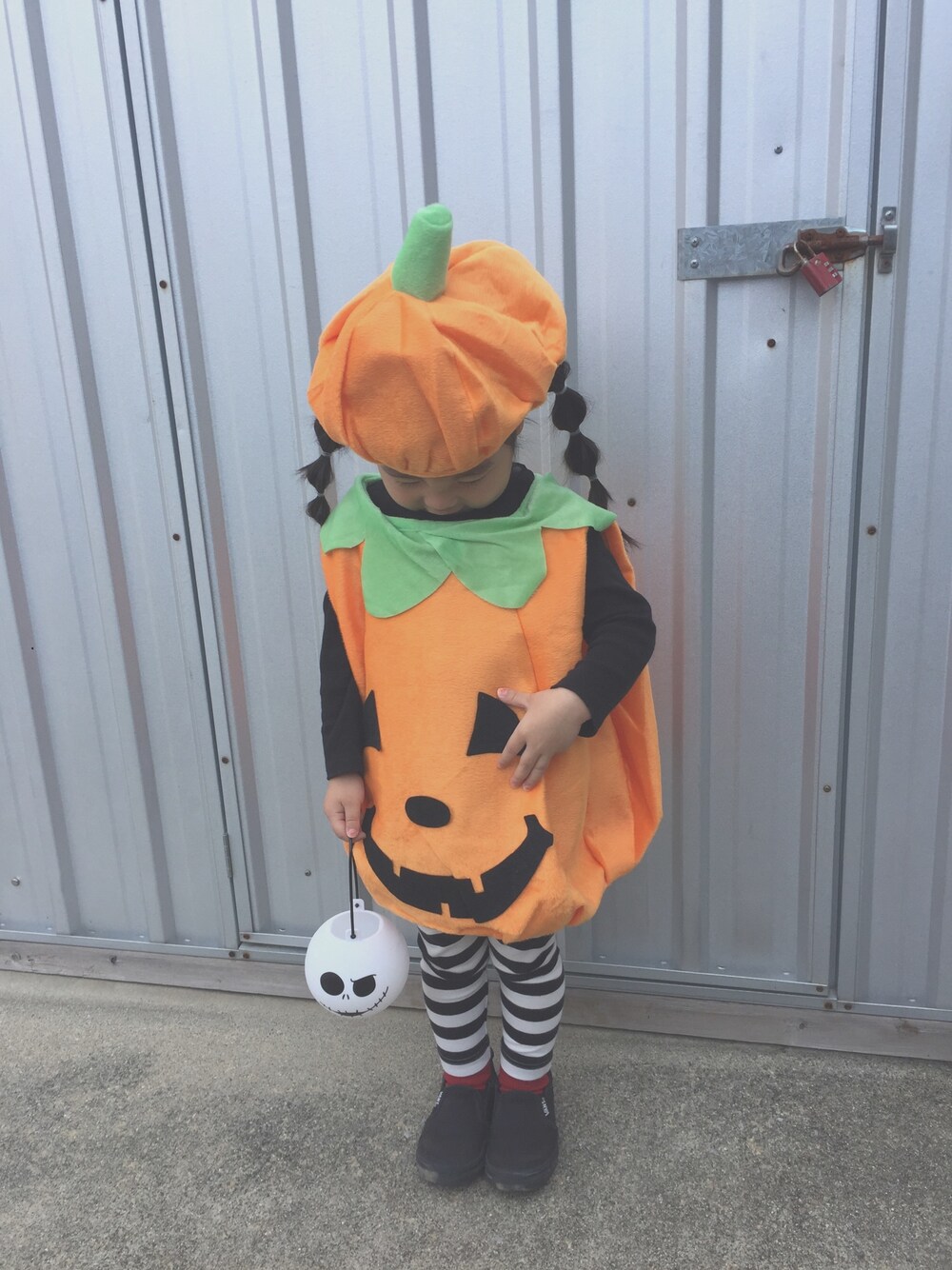 「ハロウィン、halloween、女の子、キッズ」｜「DAISOのアイテム（その他トップス、オレンジ系）」を使った、c.y.s𖡼.𖤣𖥧さん（キッズ・90cm）の秋コーディネートの1枚目の写真