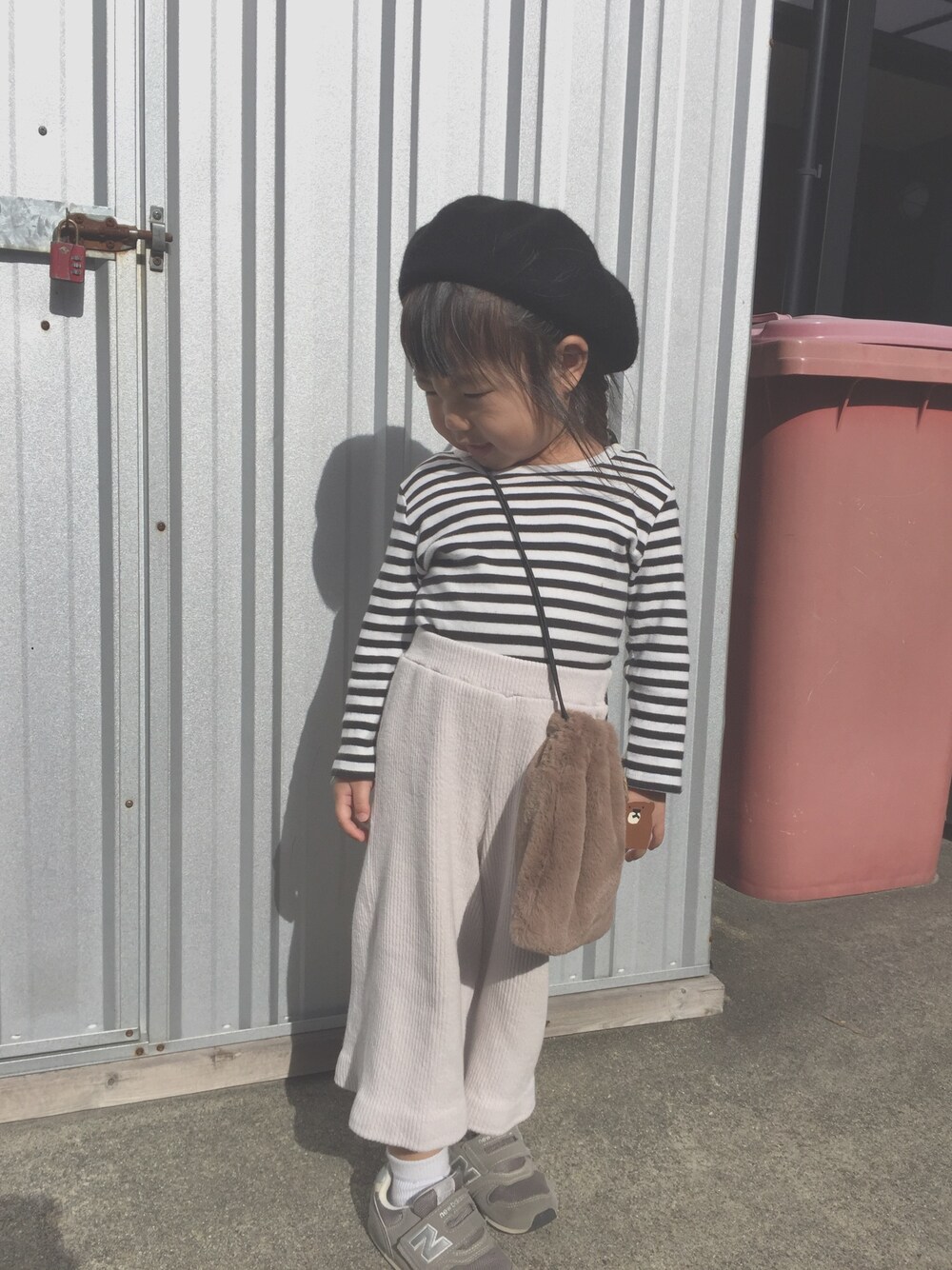 「女の子、4歳、シンプル、ファー小物、ベレー帽、ボーダー」｜「韓国子供服のアイテム（ハンチング/ベレー帽、ブラック系）」を使った、c.y.s𖡼.𖤣𖥧さん（キッズ・90cm）の秋コーディネートの1枚目の写真