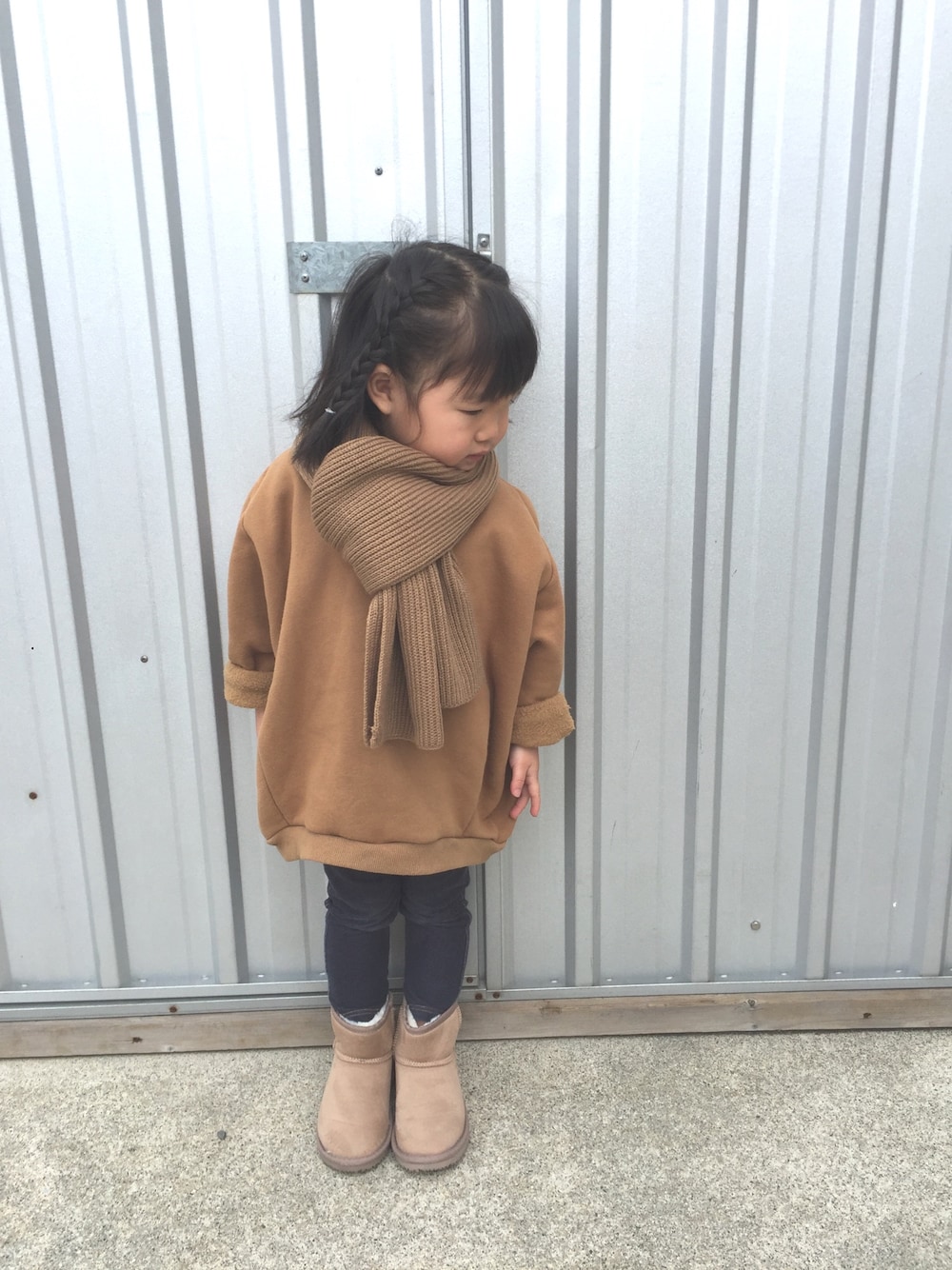 「キッズファッション、女の子コーデ、シンプルコーデ、カジュアルコーデ、マフラー、ムートンブーツ」｜「GUのアイテム（マフラー、ベージュ系）」を使った、c.y.s𖡼.𖤣𖥧さん（キッズ・90cm）の冬コーディネートの1枚目の写真