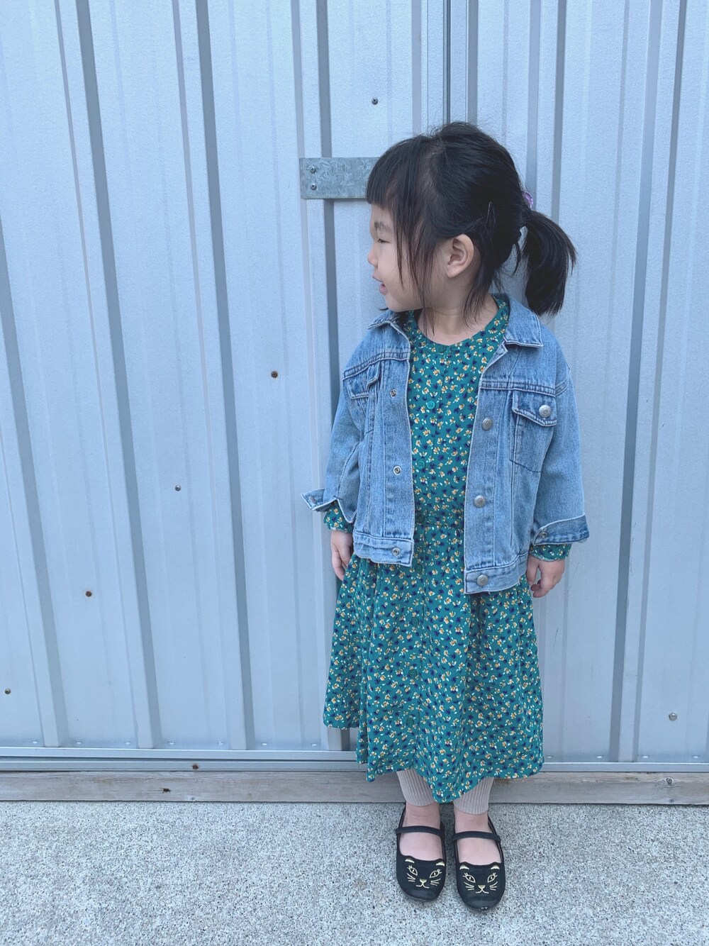 「キッズコーデ、女の子、Gジャン、デニムジャケット、ワンピース、花柄ワンピース、春コーデ」｜「GLOBAL WORKの【キッズ】スタンドネックハナガラワンピース/822378（ワンピース、グリーン系）」を使った、c.y.s𖡼.𖤣𖥧さん（キッズ・90cm）の春コーディネートの1枚目の写真