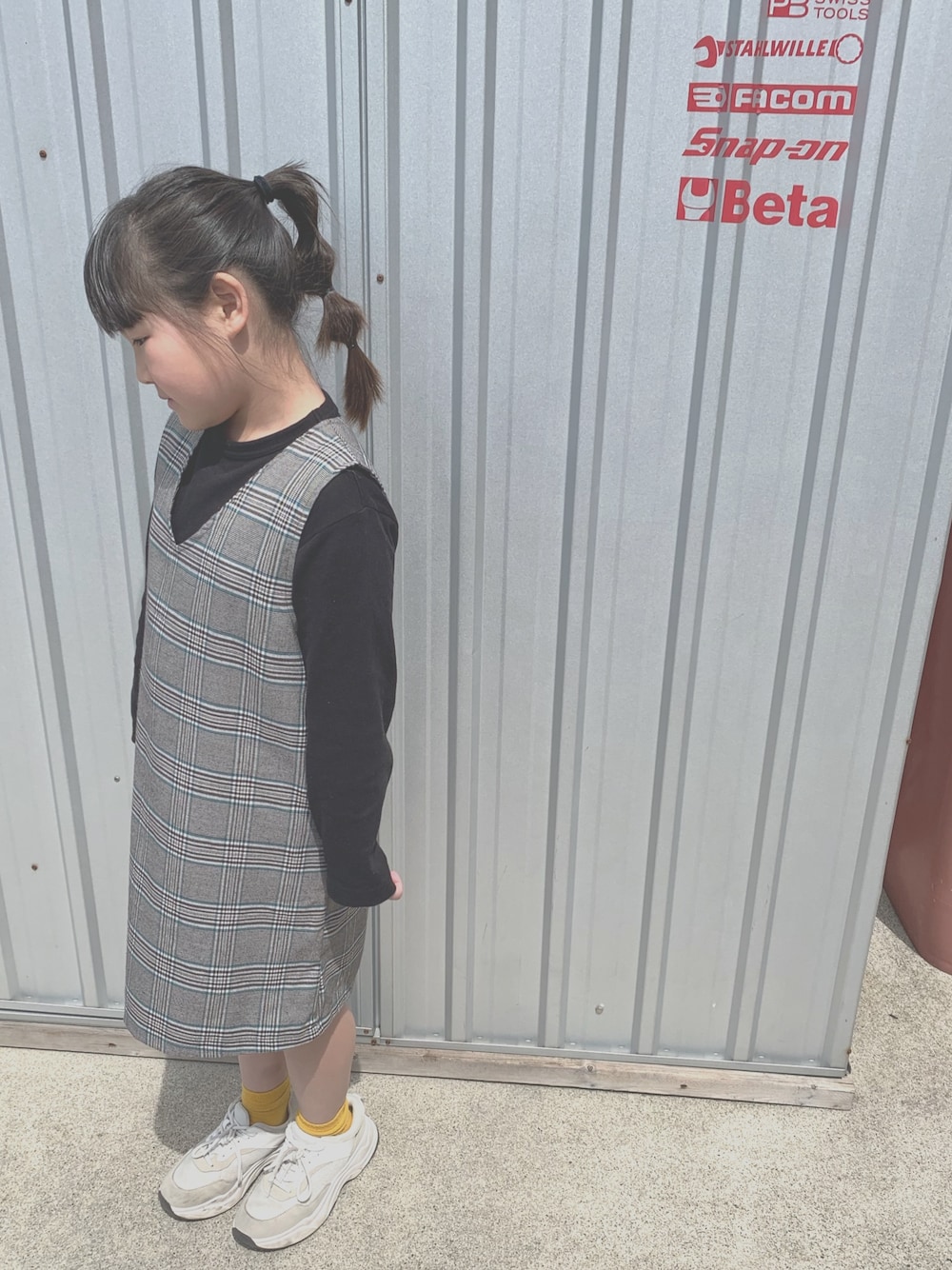 「シンプルコーデ、春コーデ、おんなのこ、小学生、グレンチェック、ダッドスニーカー」｜「GUのアイテム（Tシャツ/カットソー、ブラック系）」を使った、c.y.s𖡼.𖤣𖥧さん（キッズ・90cm）の春コーディネートの1枚目の写真