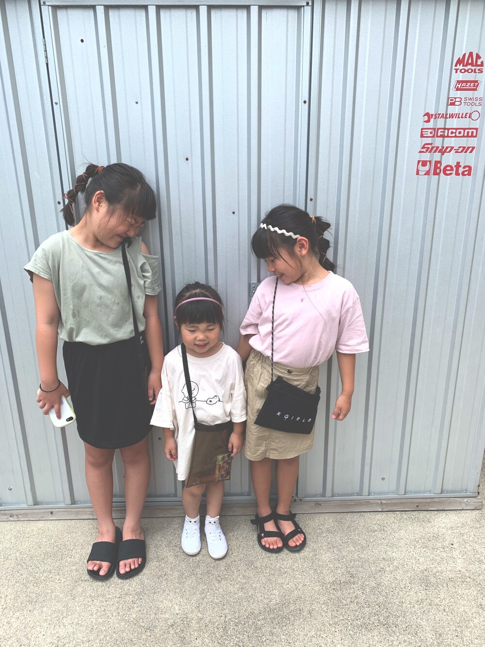 「キッズコーデ、女の子、シンプルコーデ、小学生、三姉妹、姉妹コーデ」｜「adidasのadidas SC SKIRT (BLACK)（スカート、ブラック系）」を使った、c.y.s𖡼.𖤣𖥧さん（キッズ・74cm）の夏コーディネートの1枚目の写真