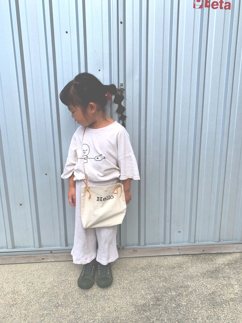 「キッズコーデ、おんなのこ、リブパンツ、Tシャツ、ワントーンコーデ、スニーカー」｜「petit mainのアイテム（パンツ、ホワイト系）」を使った、c.y.s𖡼.𖤣𖥧さん（キッズ・90cm）の冬コーディネートの1枚目の写真