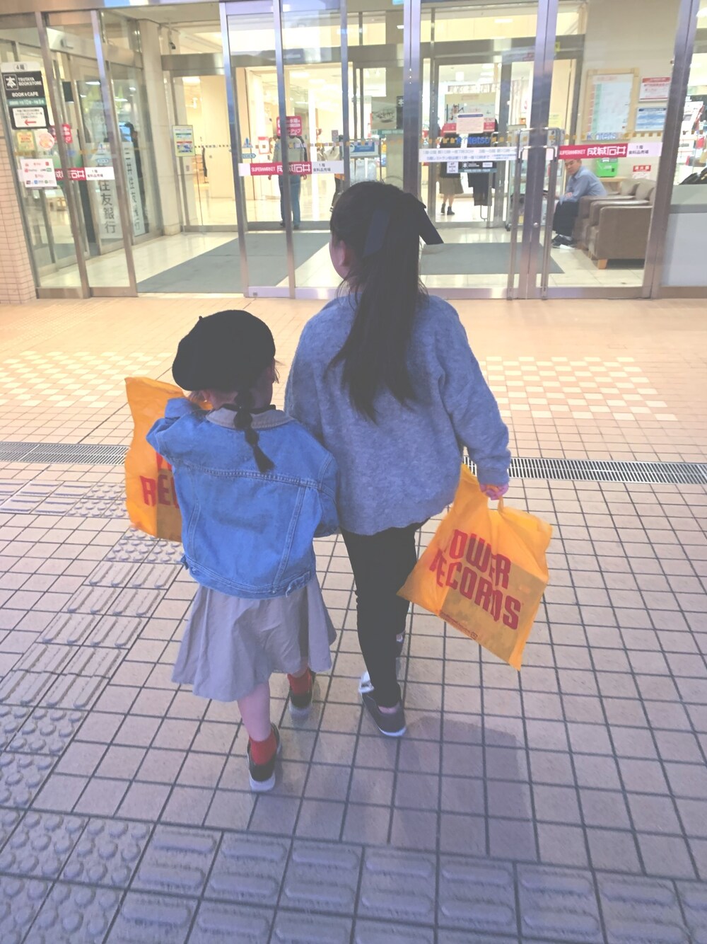 「レギンス、キッズコーデ、姉妹コーデ、女の子、Gジャン、コンバース」｜「UNIQLOのアイテム（カーディガン/ボレロ、グレー系）」を使った、c.y.s𖡼.𖤣𖥧さん（キッズ・90cm）の冬コーディネートの1枚目の写真