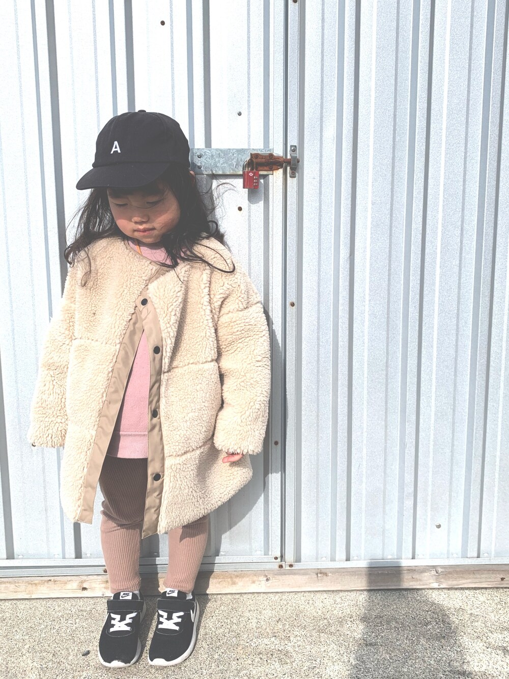「キッズコーデ、冬コーデ、ボア」｜「DAISOのアイテム（キャップ、ブラック系）」を使った、c.y.s𖡼.𖤣𖥧さん（キッズ・90cm）の冬コーディネートの1枚目の写真