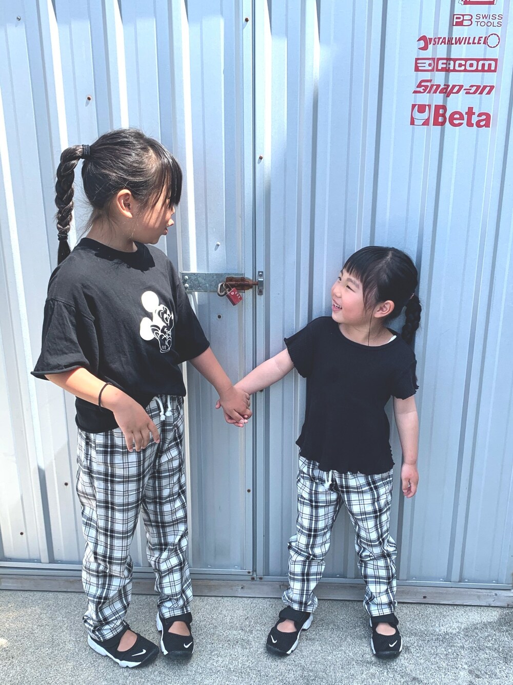 「キッズコーデ、姉妹コーデ、モノトーン、おそろいコーデ、チェックパンツ、シェフパンツ、NIKE、エアリフト」｜「GLOBAL WORKの【キッズ】シェフパンツ/863177（その他パンツ、ホワイト系）」を使った、c.y.s𖡼.𖤣𖥧さん（キッズ・100cm）の春コーディネートの1枚目の写真