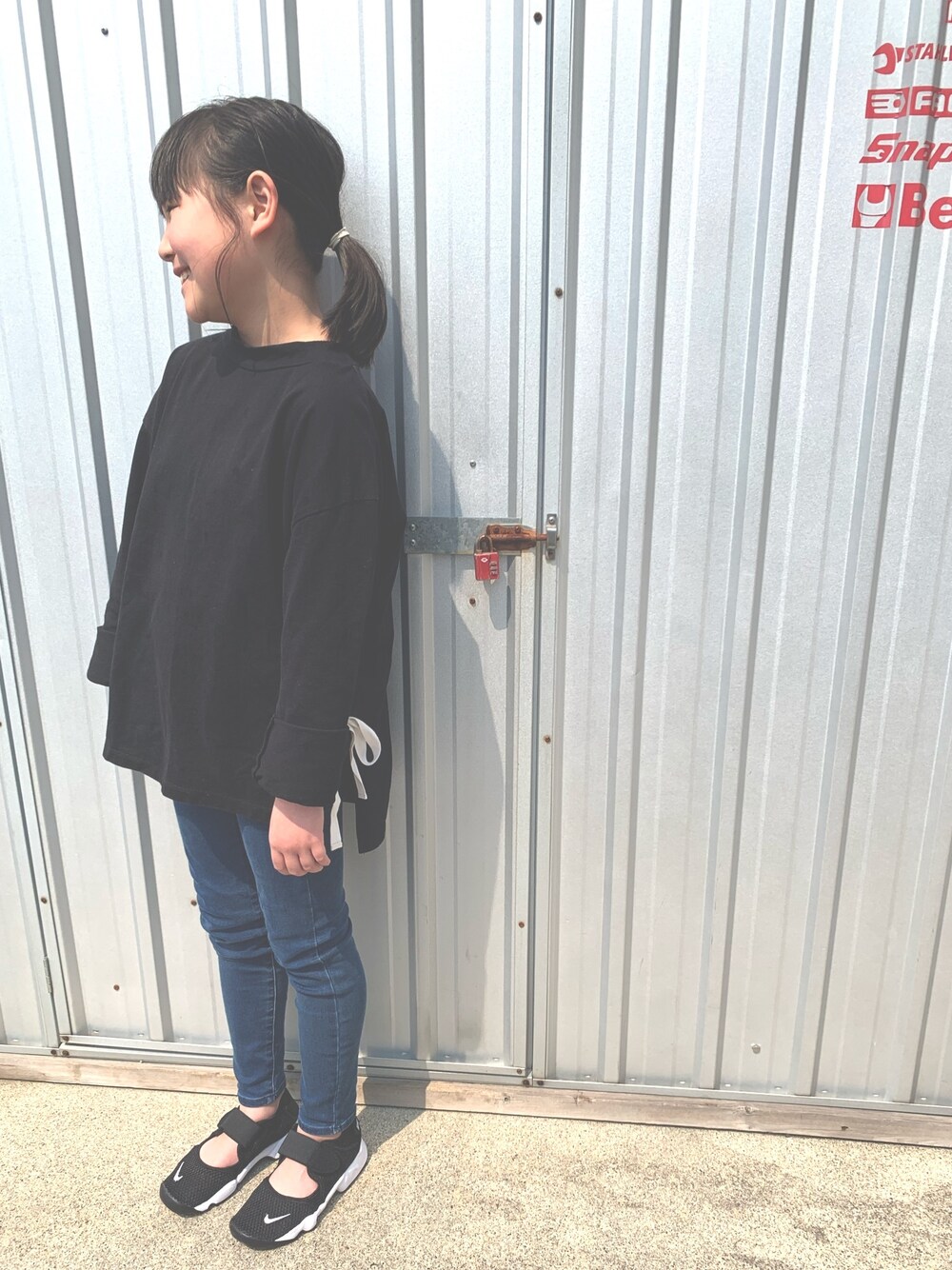 「キッズコーデ、おうちスタイル、シンプル、ロンT、NIKE、エアリフト」｜「MOUSSYのアイテム（Tシャツ/カットソー、ブラック系）」を使った、c.y.s𖡼.𖤣𖥧さん（キッズ・100cm）の春コーディネートの1枚目の写真