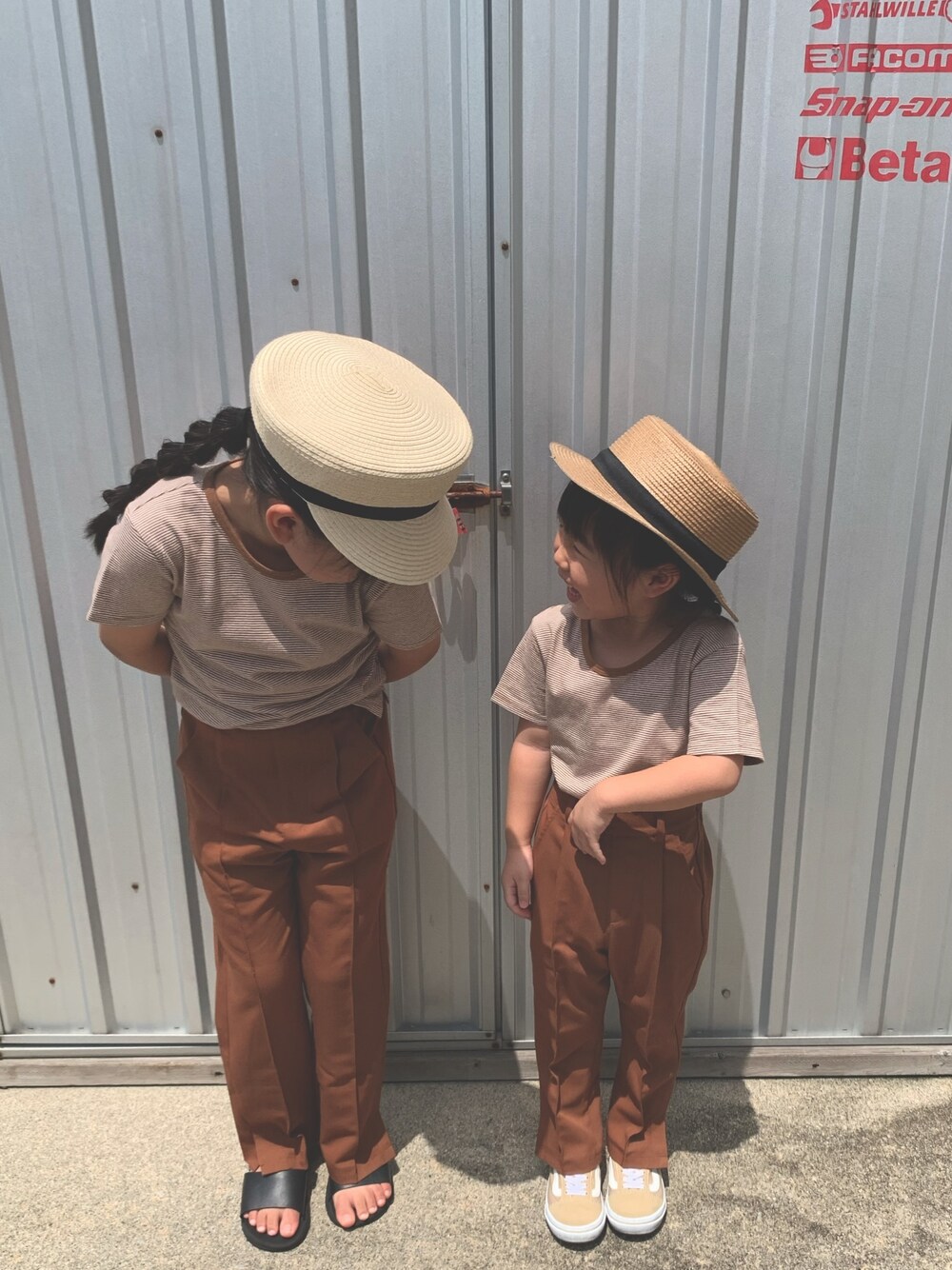 「夏コーデ、キッズファッション、シンプル、夏だ！Tシャツ着よう！、おんなのこ、kids、Tシャツ、カンカン帽、おそろいコーデ、ブラウン」｜「SEVENDAYS=SUNDAYの【2020春夏】20/-オーガニックミジンボーダー半袖TEE＊（Tシャツ/カットソー、ブラウン系）」を使った、c.y.s𖡼.𖤣𖥧さん（キッズ・100cm）の夏コーディネートの1枚目の写真