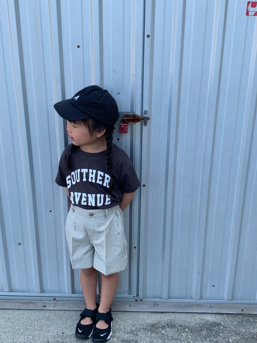 「キッズファッション、シンプルコーデ、夏コーデ、女の子、夏休み、タックイン、カジュアルコーデ、プチプラコーデ、エアリフト、ロゴT」｜「GLOBAL WORKの【キッズ】ロゴプリントチュニックＴ/半袖/868714（Tシャツ/カットソー、グレー系）」を使った、c.y.s𖡼.𖤣𖥧さん（キッズ・100cm）の夏コーディネートの1枚目の写真