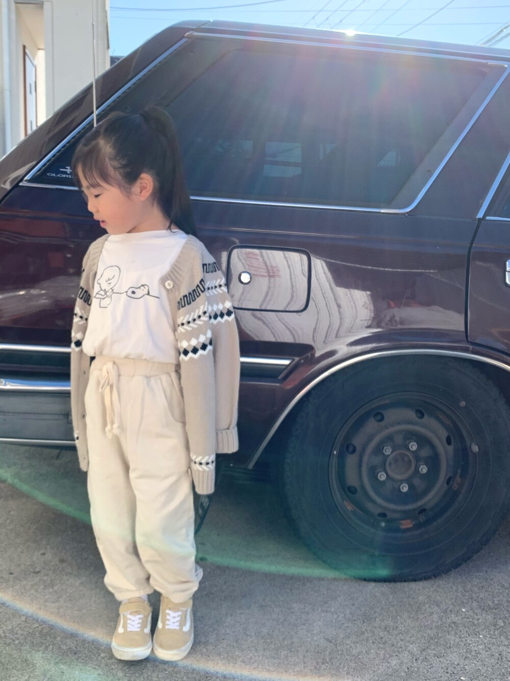 「年末WEAR感謝祭、キッズファッション、おんなのこ、シンプルコーデ、スニーカー、キッズ、ノルディック柄、カーティガン、オールドスクール」｜「VANSのVANS ヴァンズ V36CJ　OLD SKOOL(14-22) BEIGE（スニーカー、ベージュ系）」を使った、c.y.s𖡼.𖤣𖥧さん（キッズ・110cm）の冬コーディネートの1枚目の写真