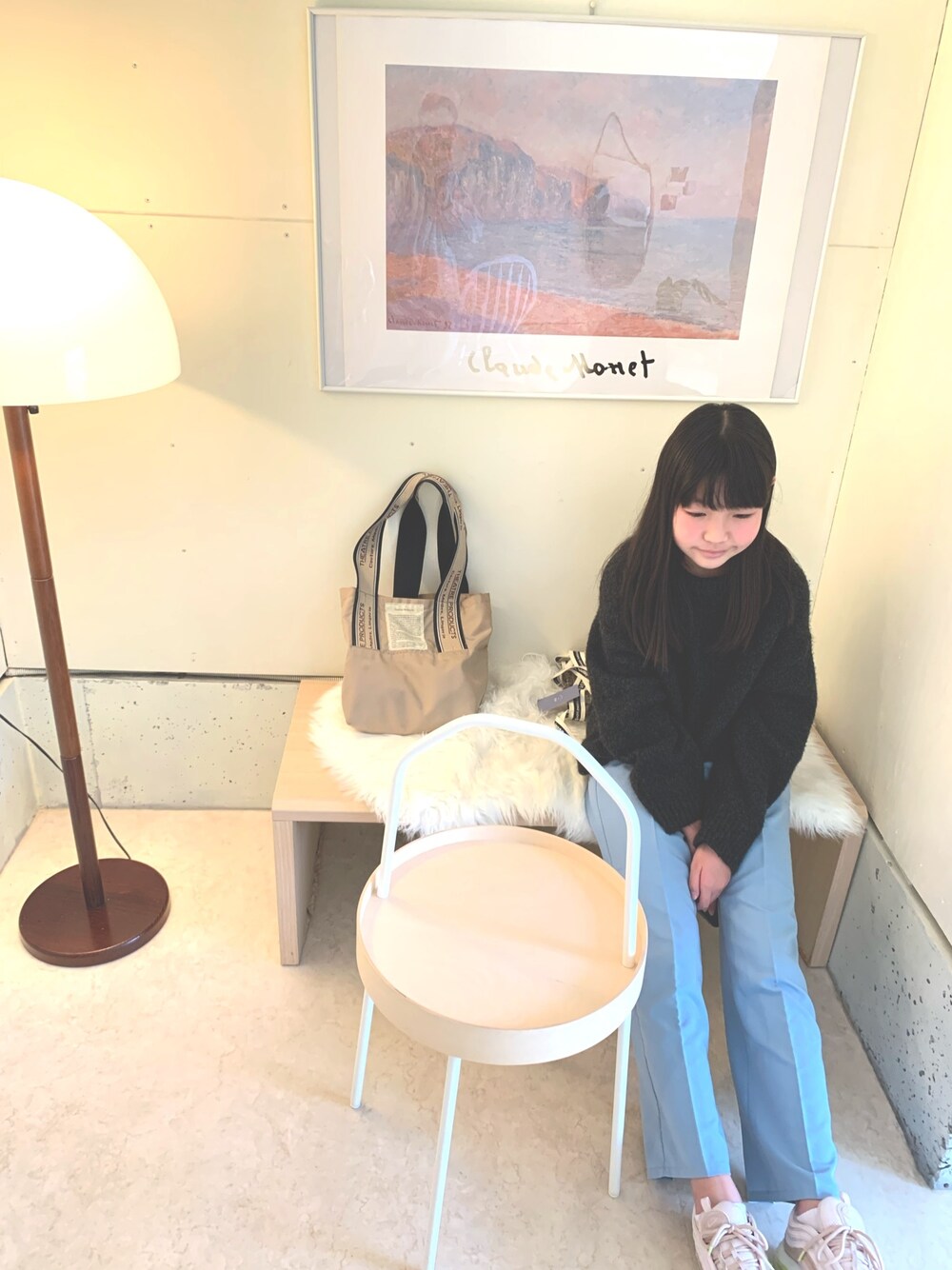 「年末WEAR感謝祭、キッズファッション、シンプルコーデ、スニーカー、エアマックス、AIR MAX、おしゃれさんと繋がりたい」｜「THEATRE PRODUCTSの【THEATRE PRODUCTS(シアタープロダクツ)】ジャガードテープバッグ　BL180601（トートバッグ、ベージュ系）」を使った、c.y.s𖡼.𖤣𖥧さん（キッズ・110cm）の冬コーディネートの1枚目の写真