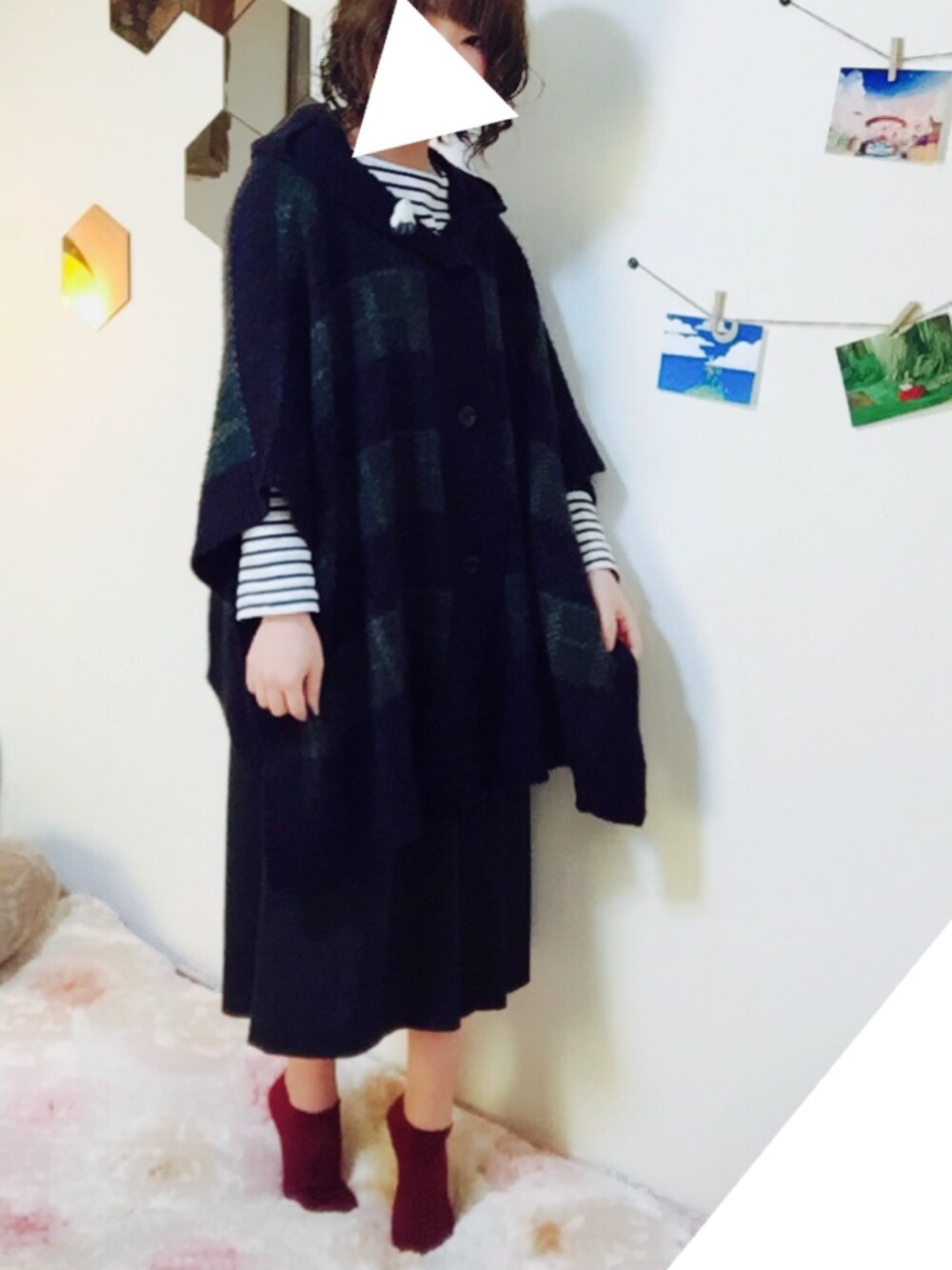 「シンプル、カジュアル、ユニクロ、ボーダートップス、ポンチョ、スカンツ、ブローチ」｜「HITHUJI'Sのパンツとりブローチ（ブローチ/コサージュ、ホワイト系）」を使った、H.O.N.Oさん（レディース・151cm）の冬コーディネートの1枚目の写真