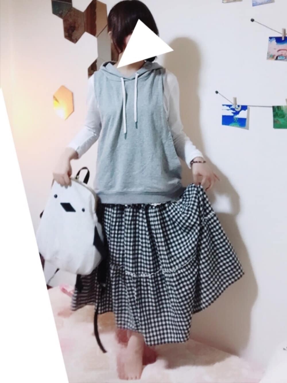 「休日スタイル、カジュアル、遊園地、ロングスカート、ギンガムチェック、ノースリーブパーカー、モノトーン」｜「no brandのアイテム（シュシュ、ブルー系）」を使った、H.O.N.Oさん（レディース・151cm）の春コーディネートの1枚目の写真