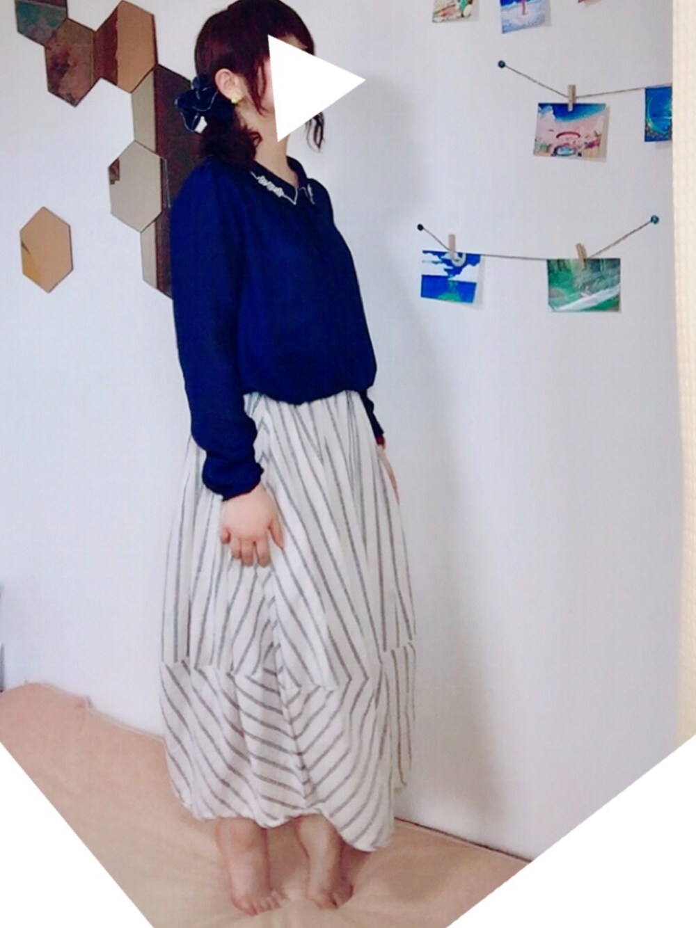 「summer、シンプル、紺×白、バルーンスカート、刺繍ブラウス、サイドテール」｜「Hanamoriのアイテム（イヤリング、イエロー系）」を使った、H.O.N.Oさん（レディース・151cm）の夏コーディネートの1枚目の写真