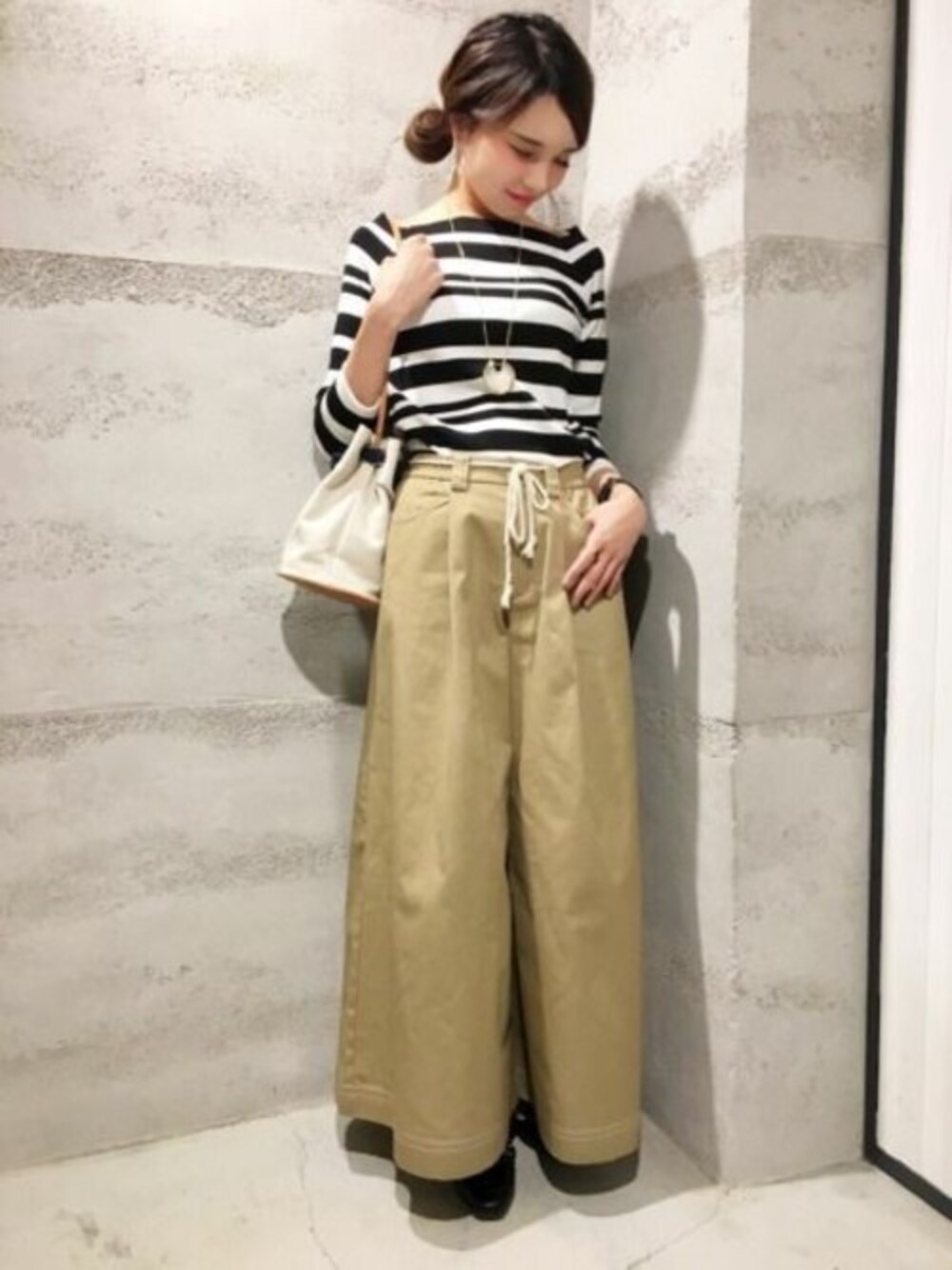 「ボーダー、チノパン、JEANASiS、ジーナシス、ワイドパンツ、オフショル、キャンバスバッグ」｜「JEANASISの14Gオフショルタイト8S/745222（ニット/セーター、ホワイト系）」を使った、JEANASIS 静岡パルコ店STAFFさん（レディース・163cm）の春コーディネートの1枚目の写真